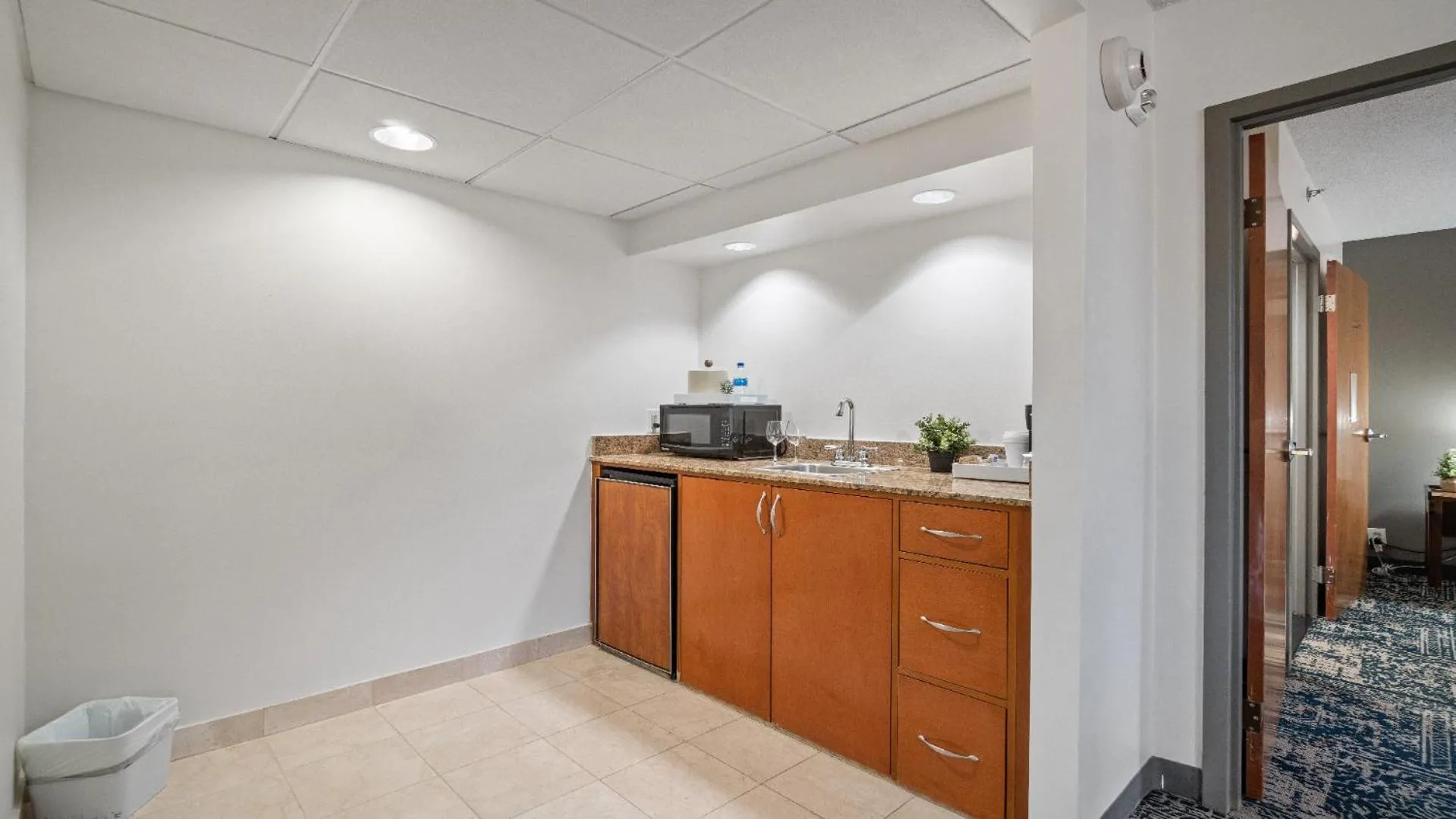 315 LoSo Hotel Airport