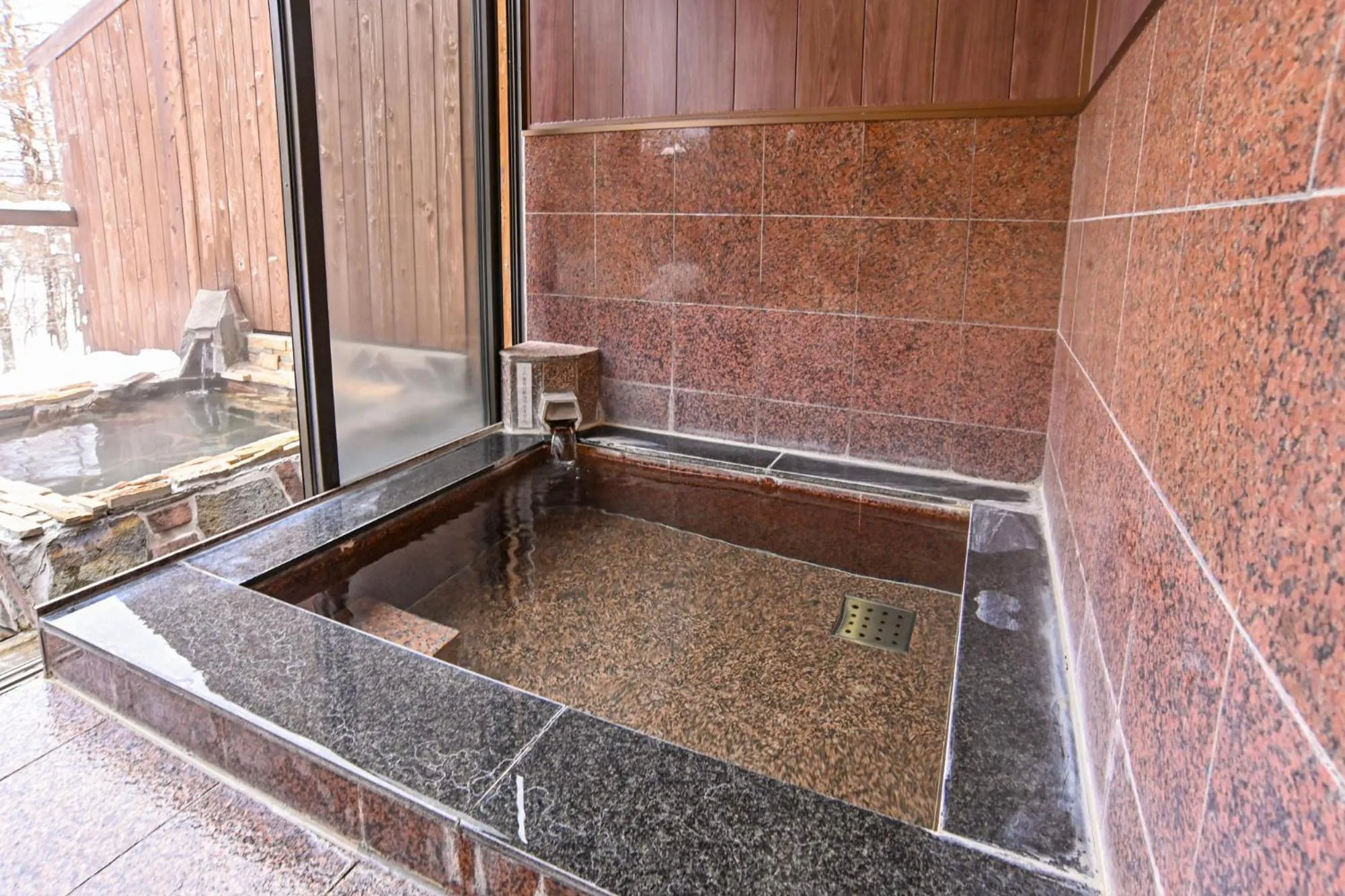 Hot Spring Bath in Lake side inn Beehive