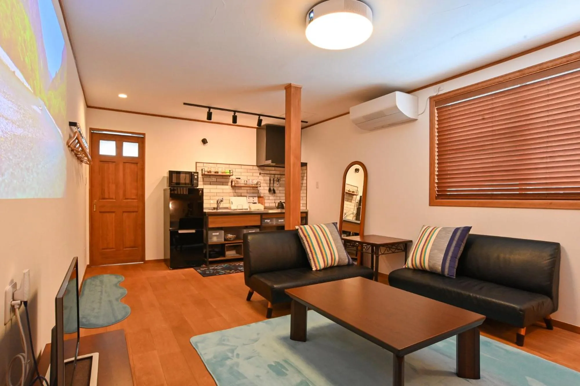 Lake side inn Beehive