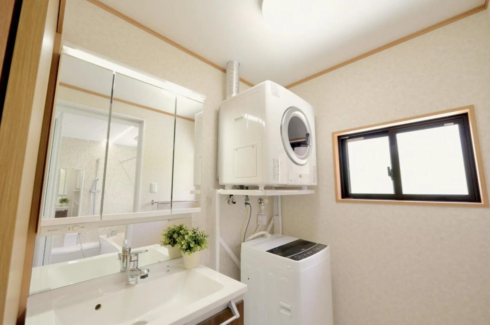 laundry in Orange Line