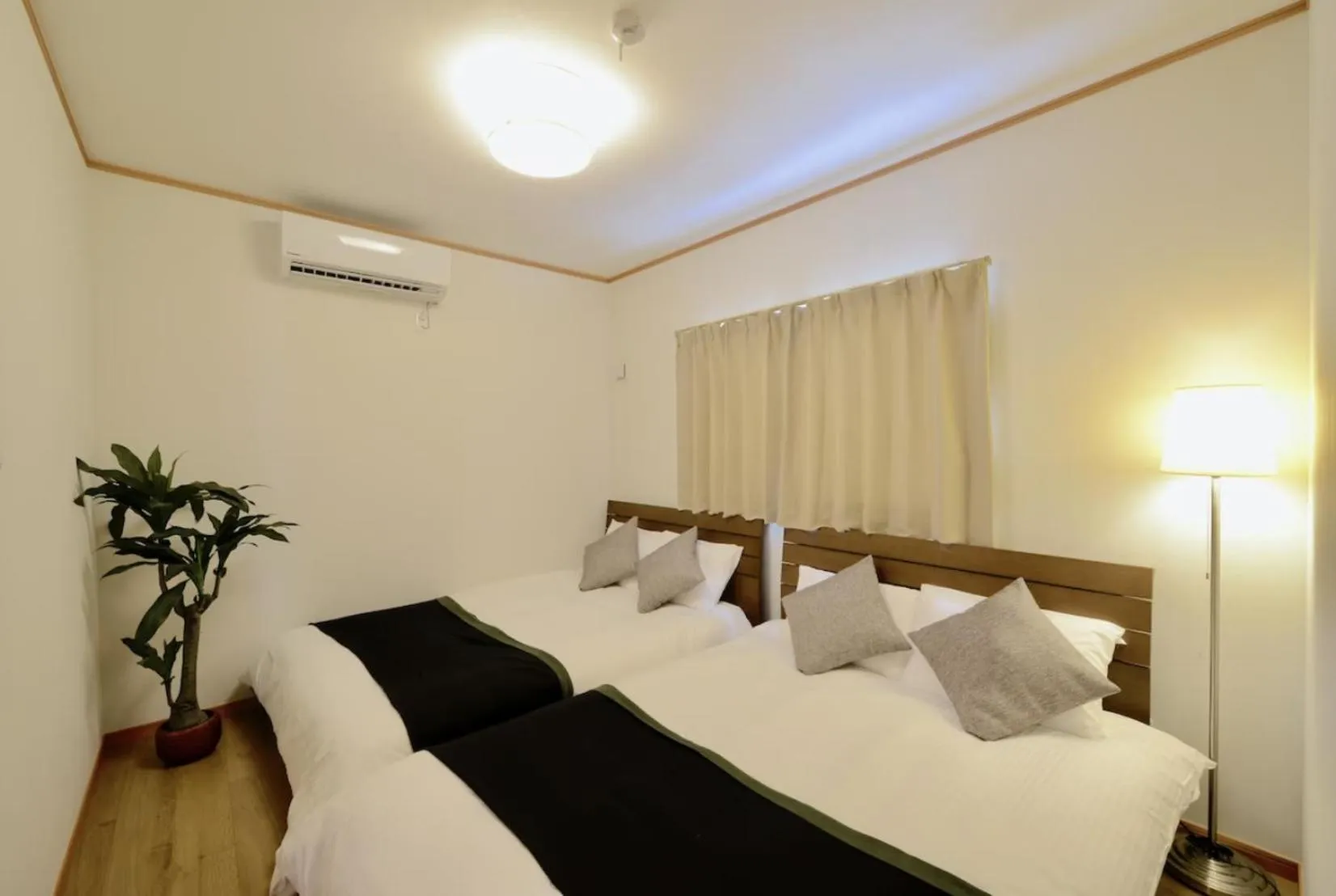 Bedroom, Bed in Orange Line