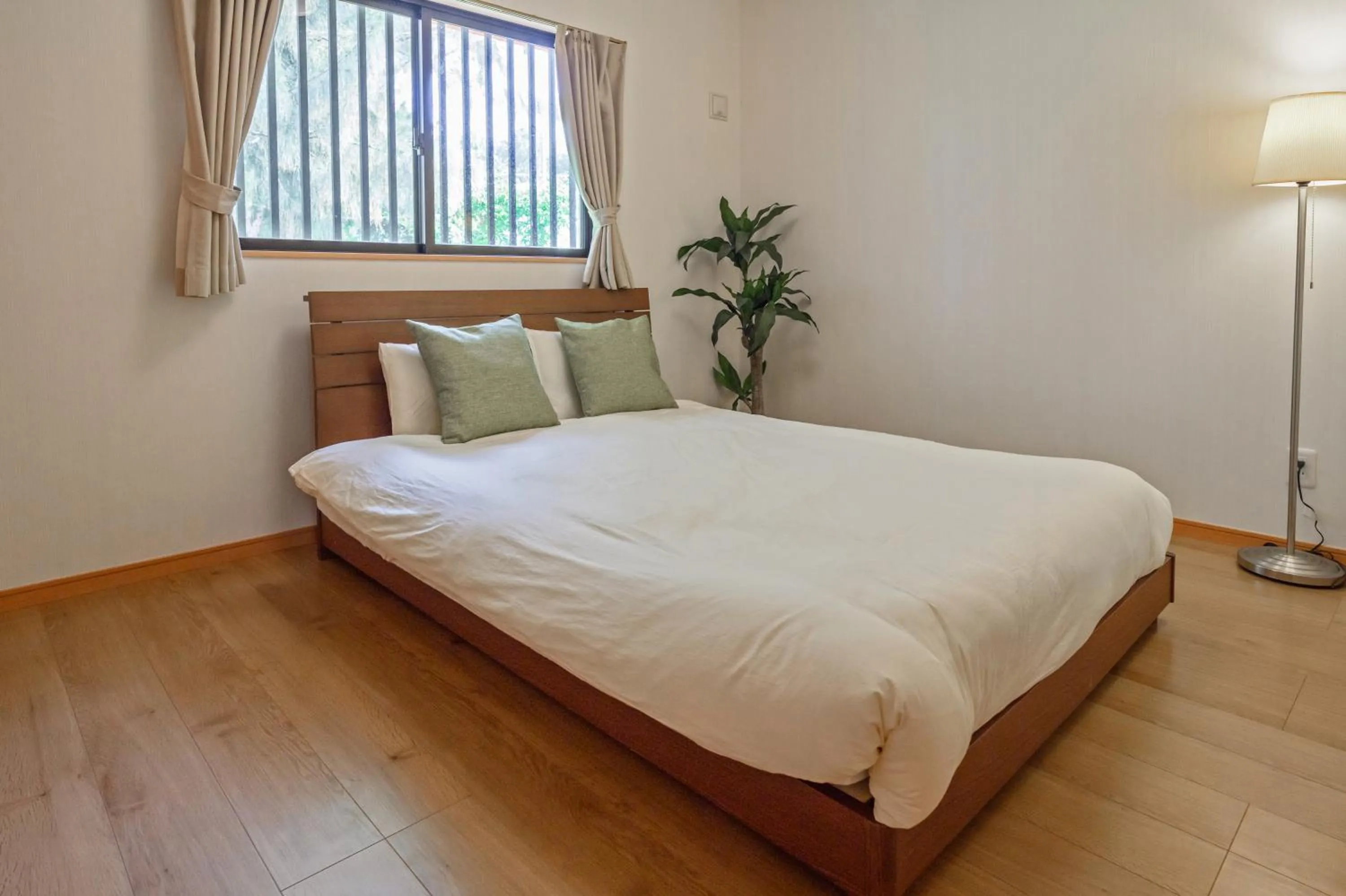 Bedroom, Bed in Orange Line