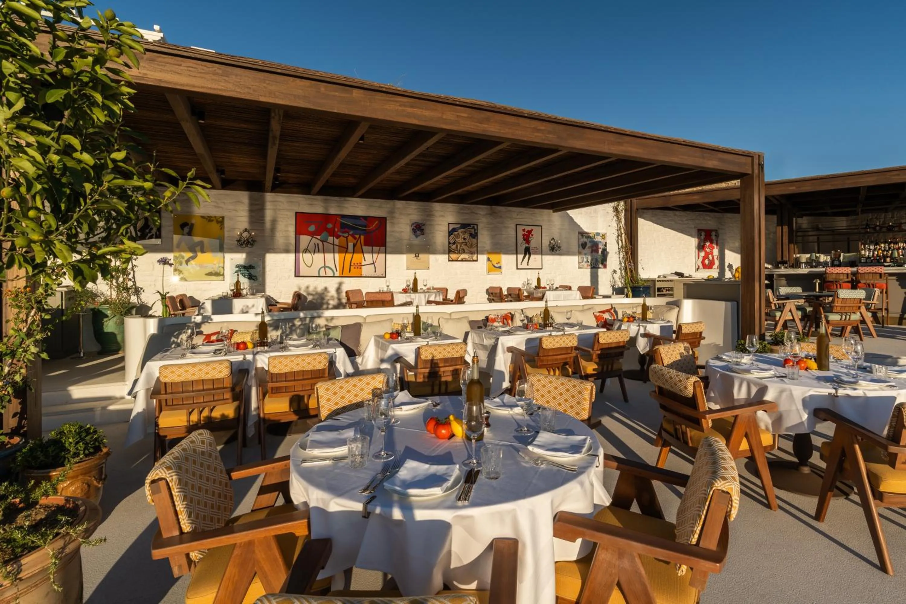 Restaurant/places to eat in Anandes Hotel