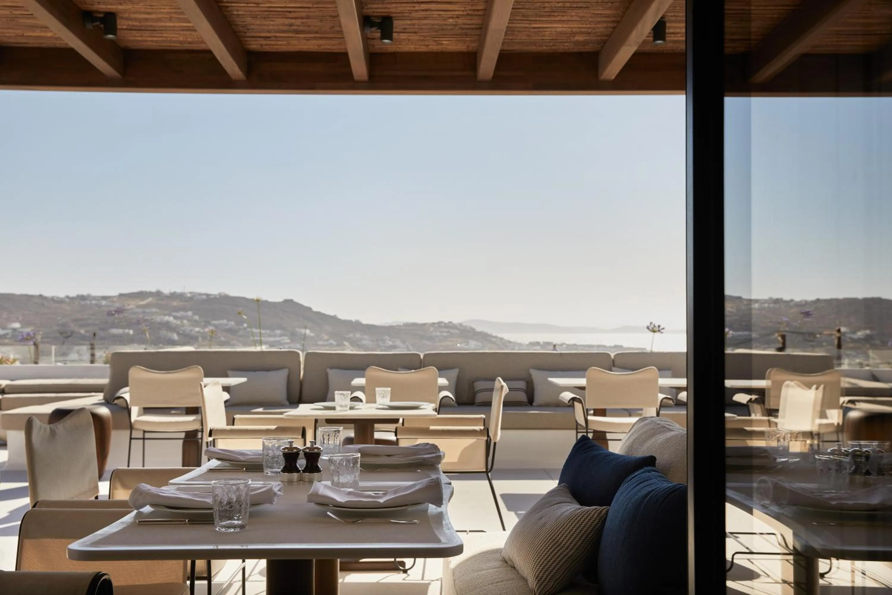 Restaurant/places to eat in Anandes Hotel