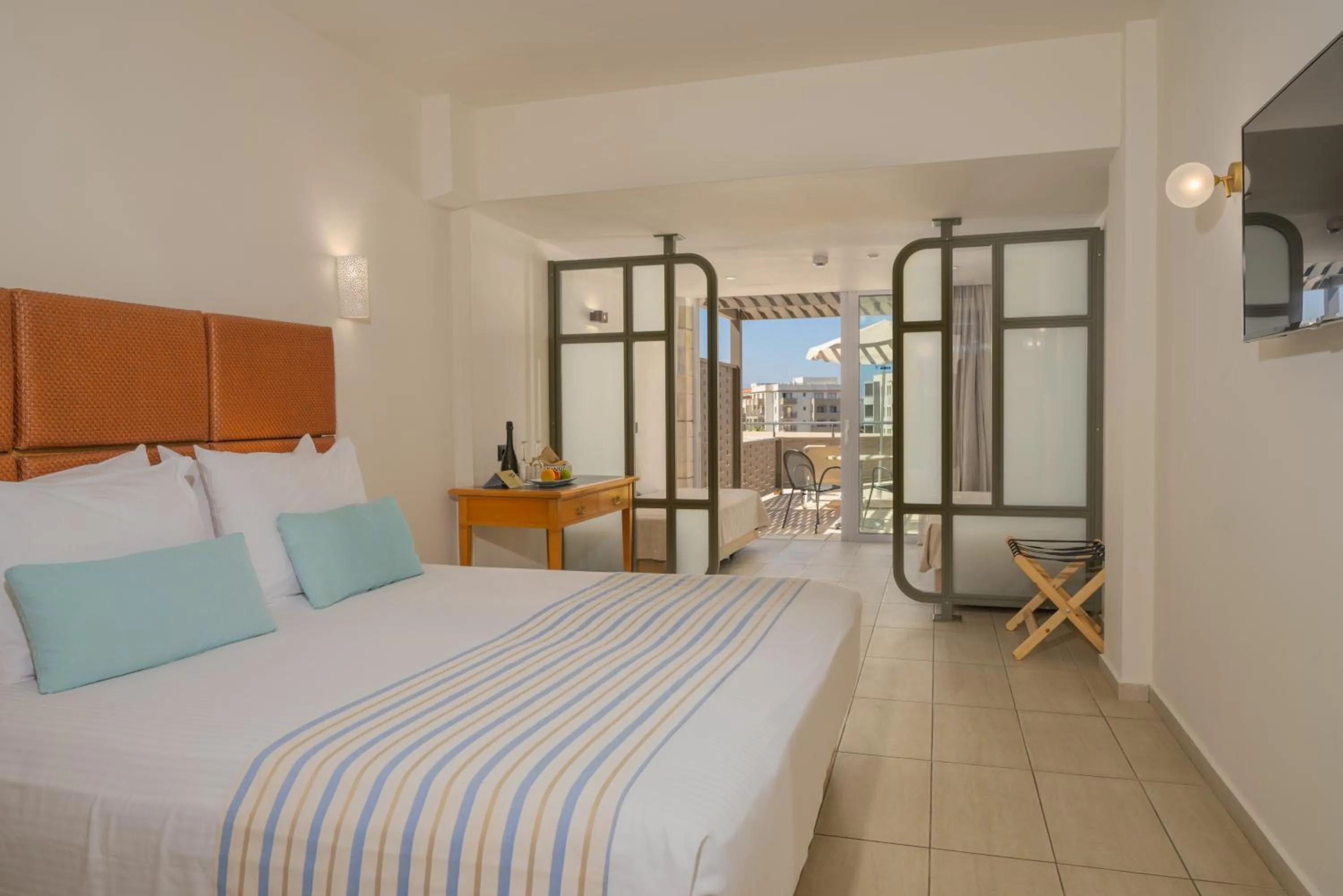 Bedroom, Bed in Minos Hotel