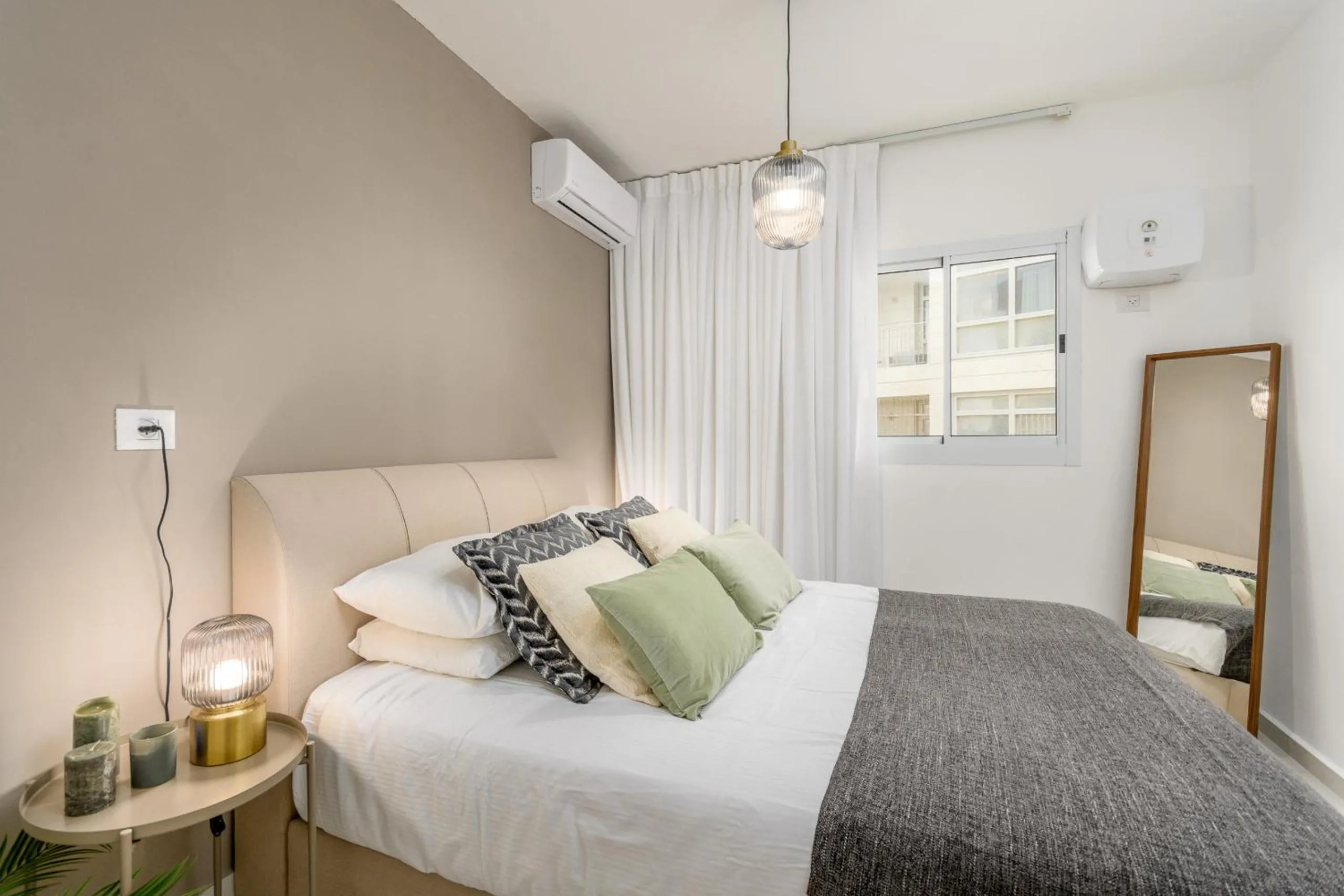 Bed in Unique Mini Penthouse In The Heart Of Jerusalem