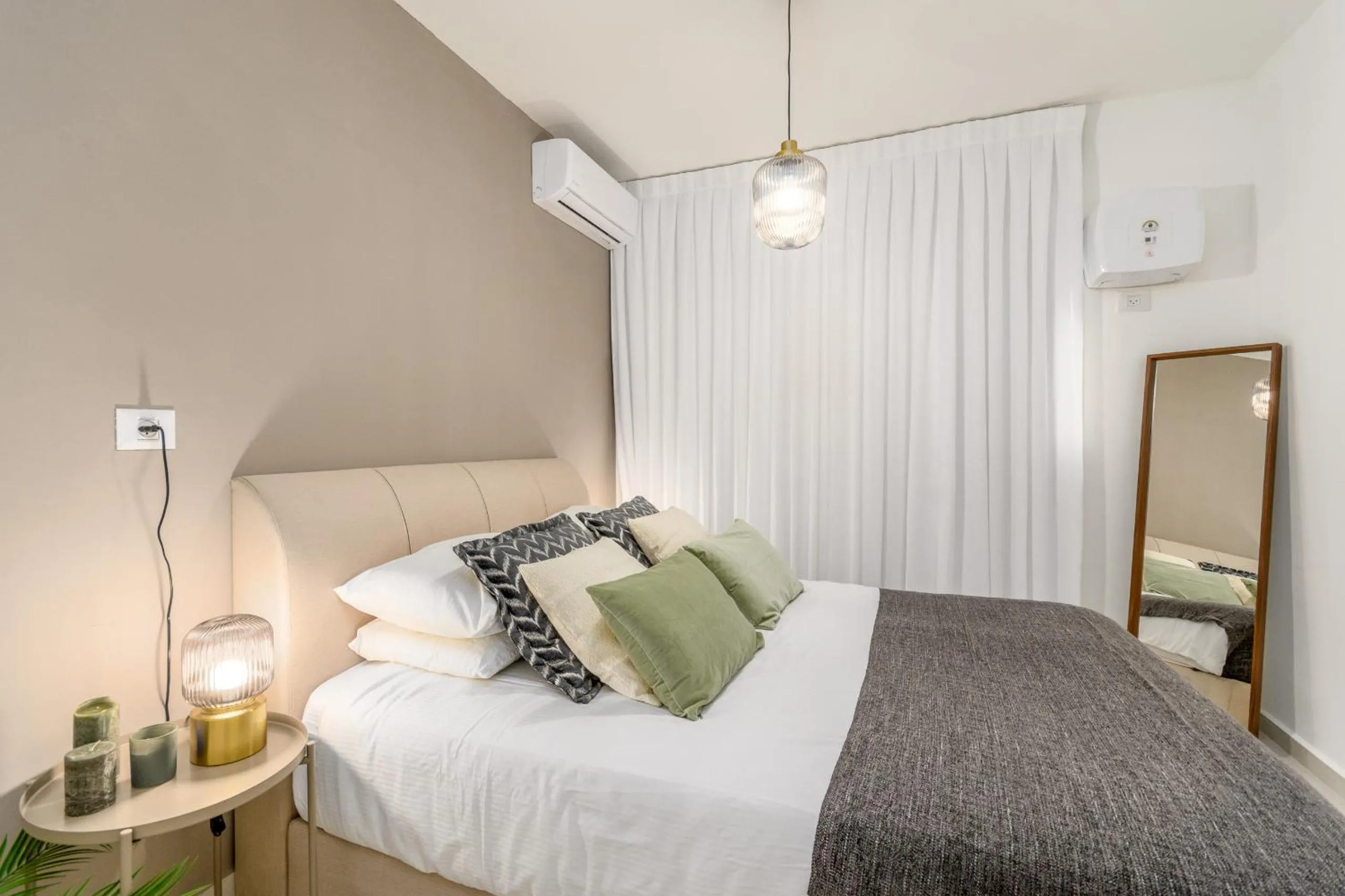 Bed in Unique Mini Penthouse In The Heart Of Jerusalem