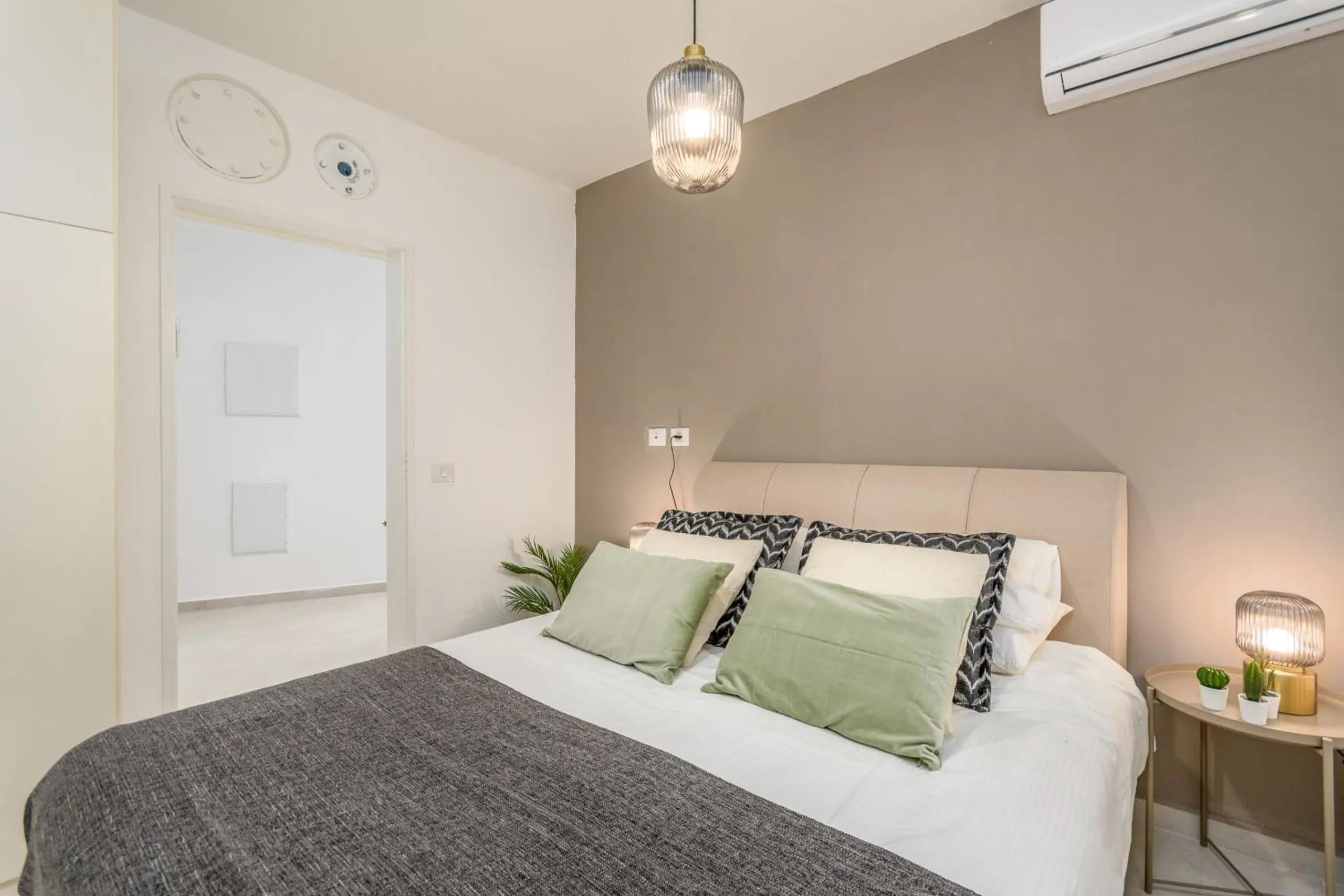 Bed in Unique Mini Penthouse In The Heart Of Jerusalem
