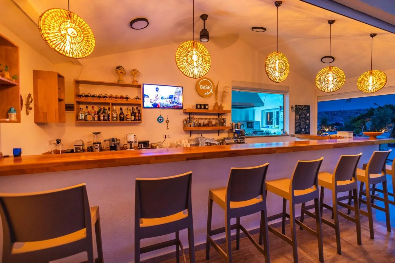 Restaurant/places to eat in Base Selimiye