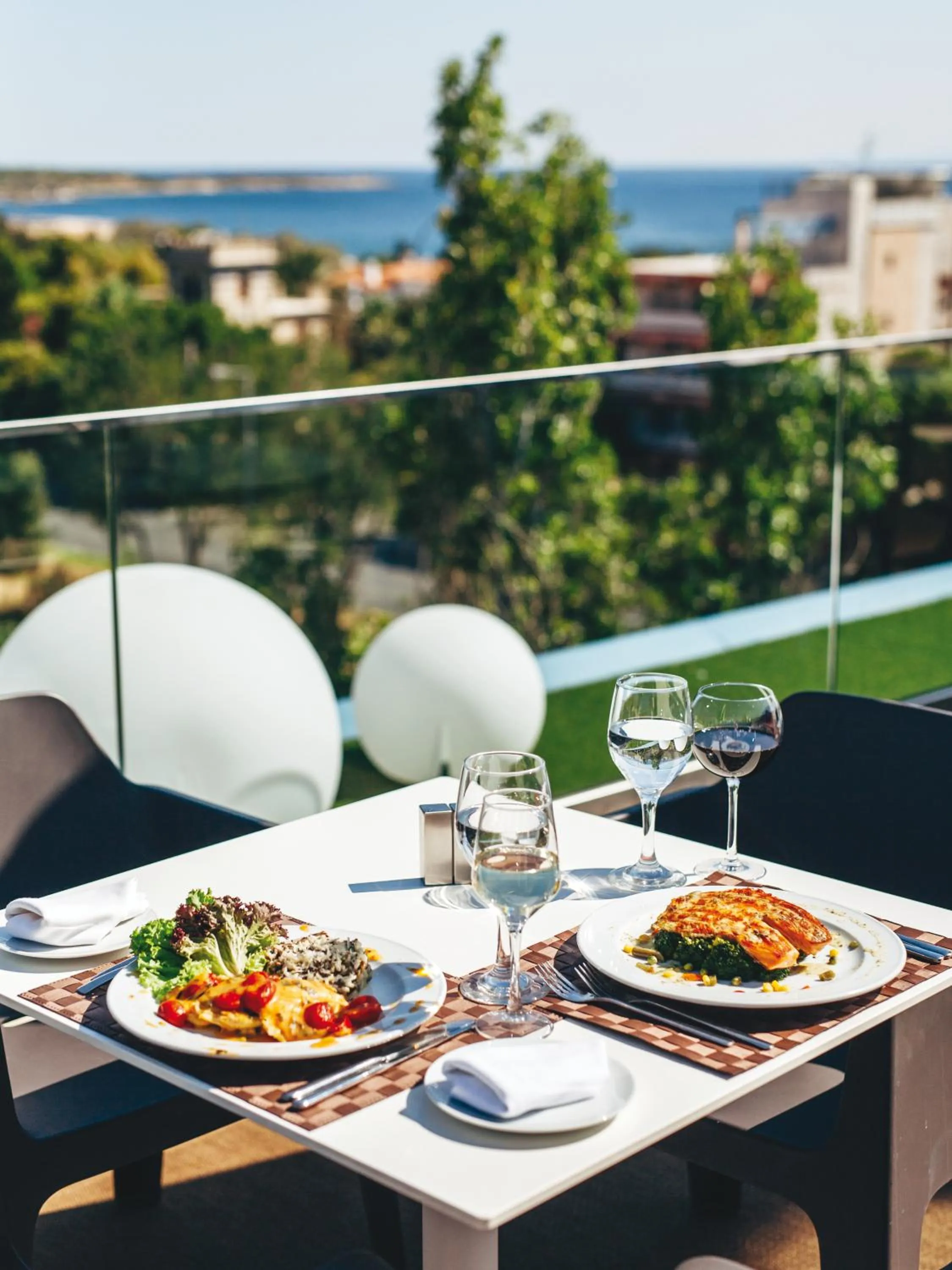 Restaurant/places to eat in Emmantina Hotel