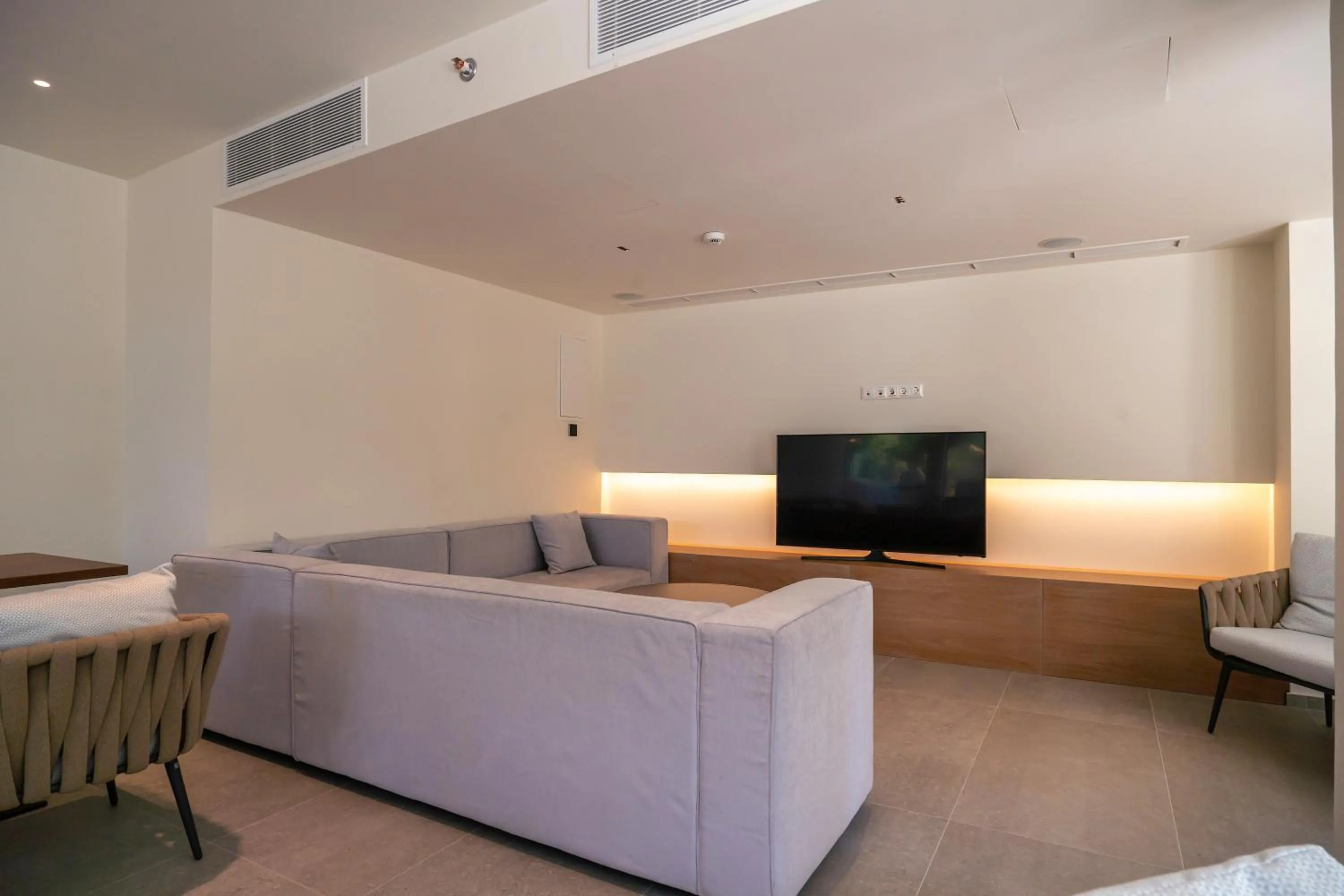 Communal lounge/ TV room in Emmantina Hotel