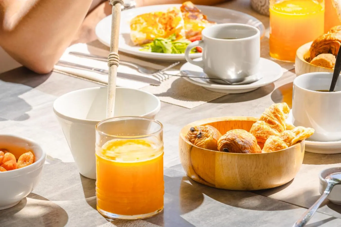 Food and drinks in Century Resort