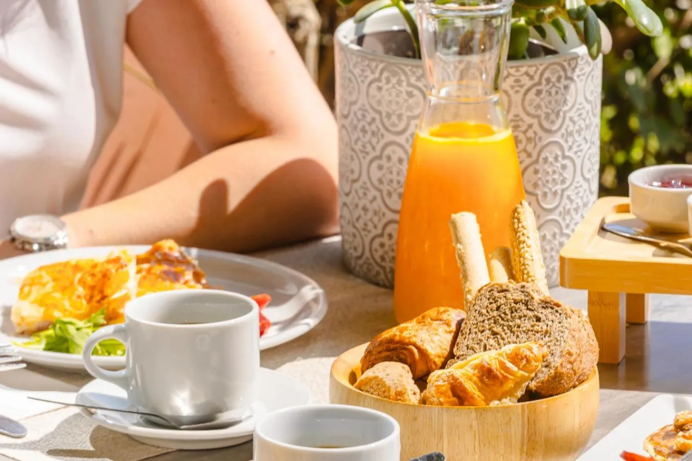 Food and drinks in Century Resort