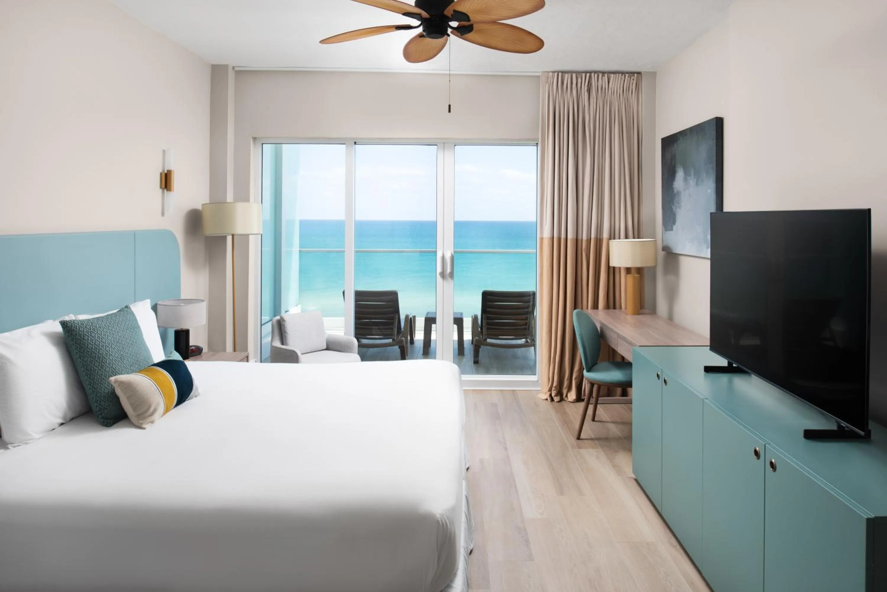 Guests, Bed in Sherry Frontenac Oceanfront