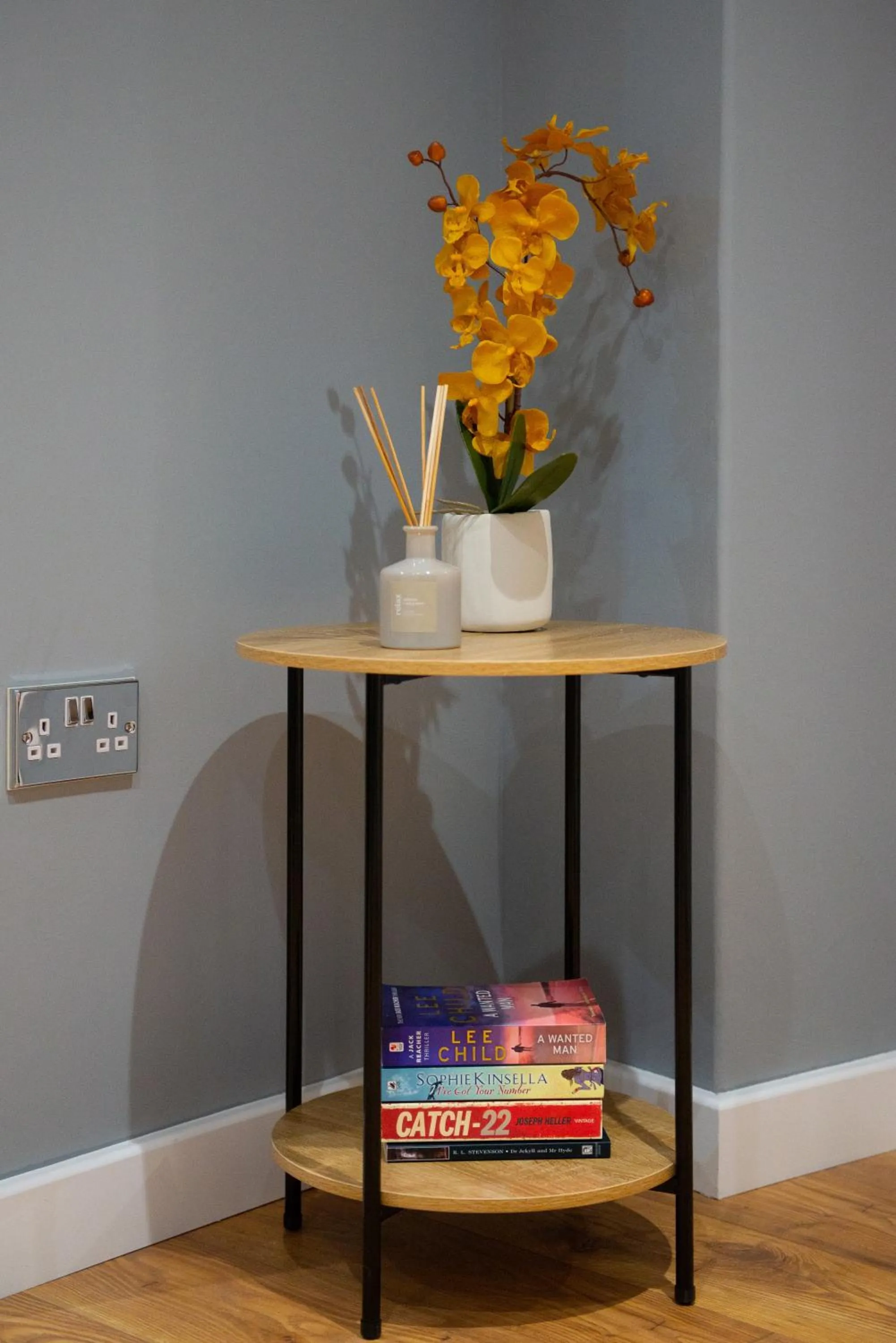 Decorative detail in 2-Bed Apartment in Stamford Town Centre-Parking & Wi-Fi