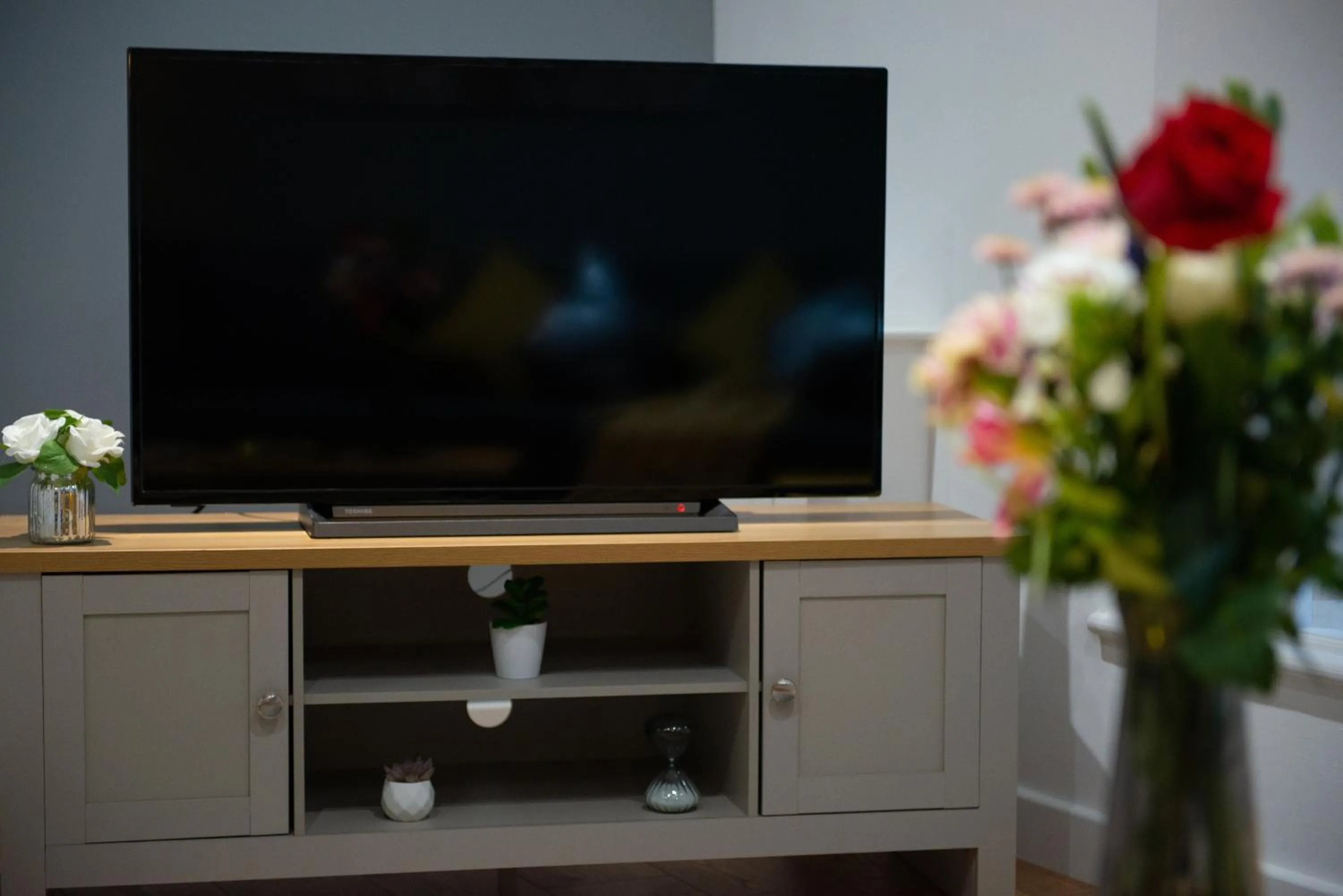 TV and multimedia in 2-Bed Apartment in Stamford Town Centre-Parking & Wi-Fi