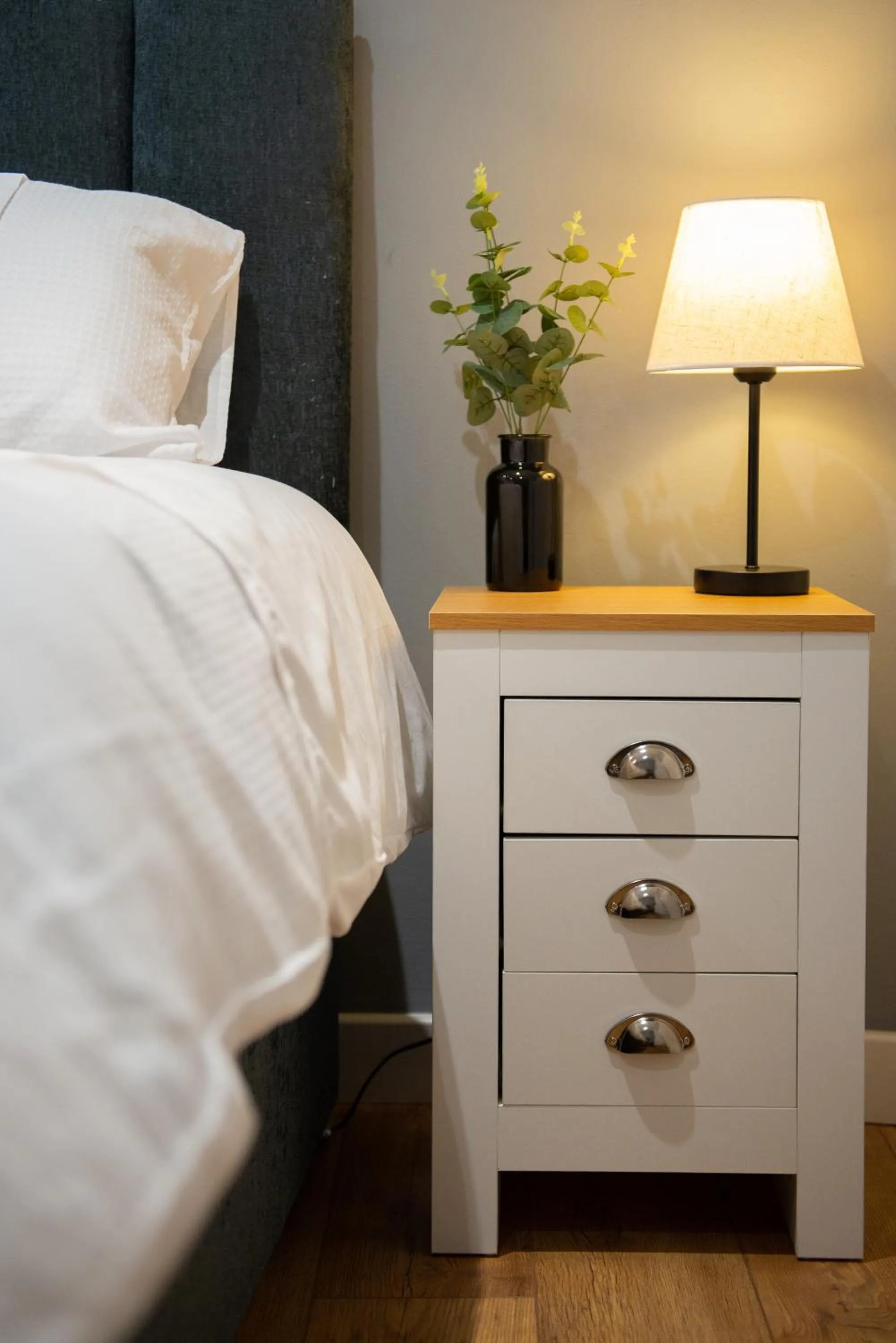 Bed in 2-Bed Apartment in Stamford Town Centre-Parking & Wi-Fi