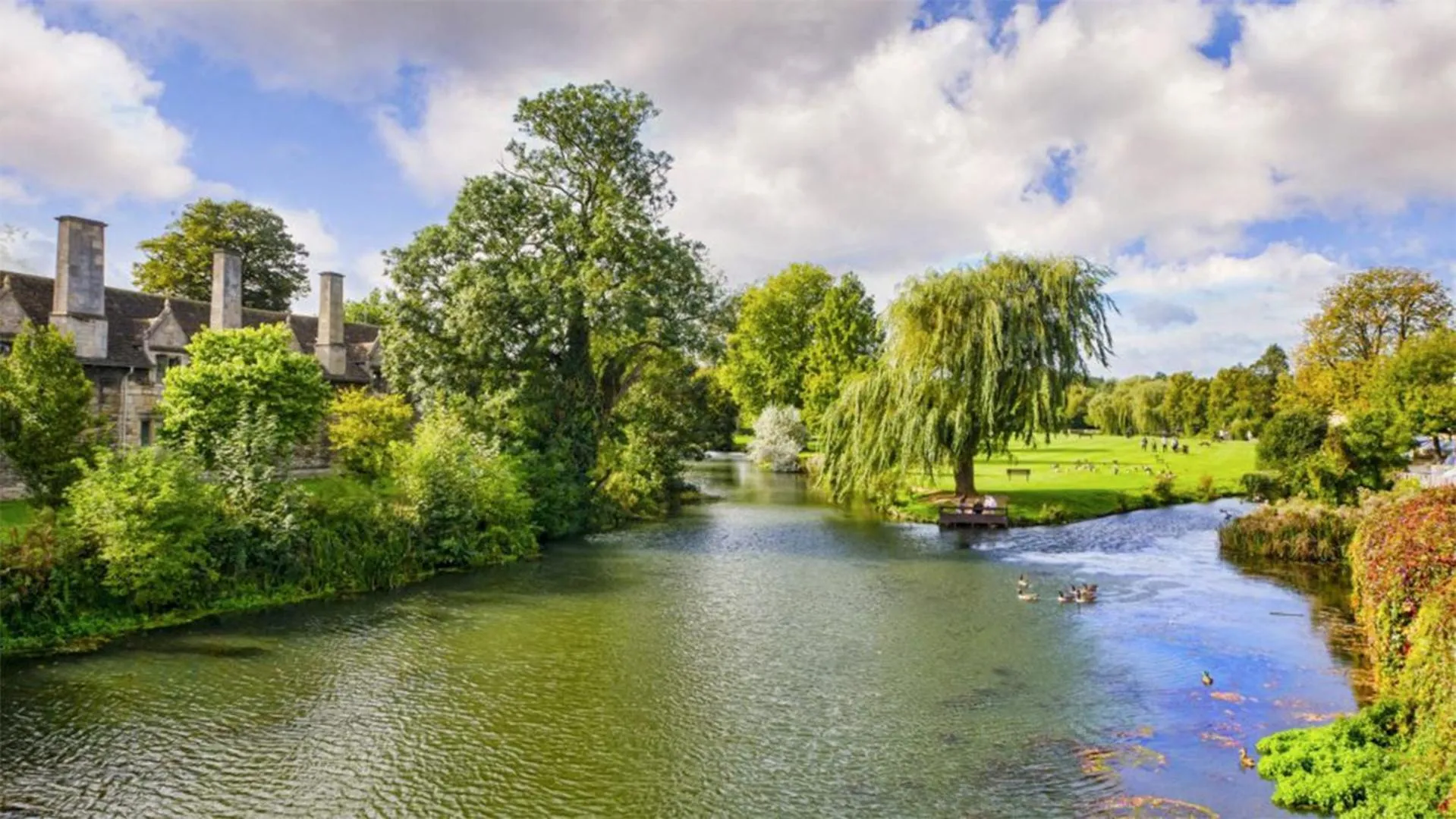 Property building in 2-Bed Apartment in Stamford Town Centre-Parking & Wi-Fi