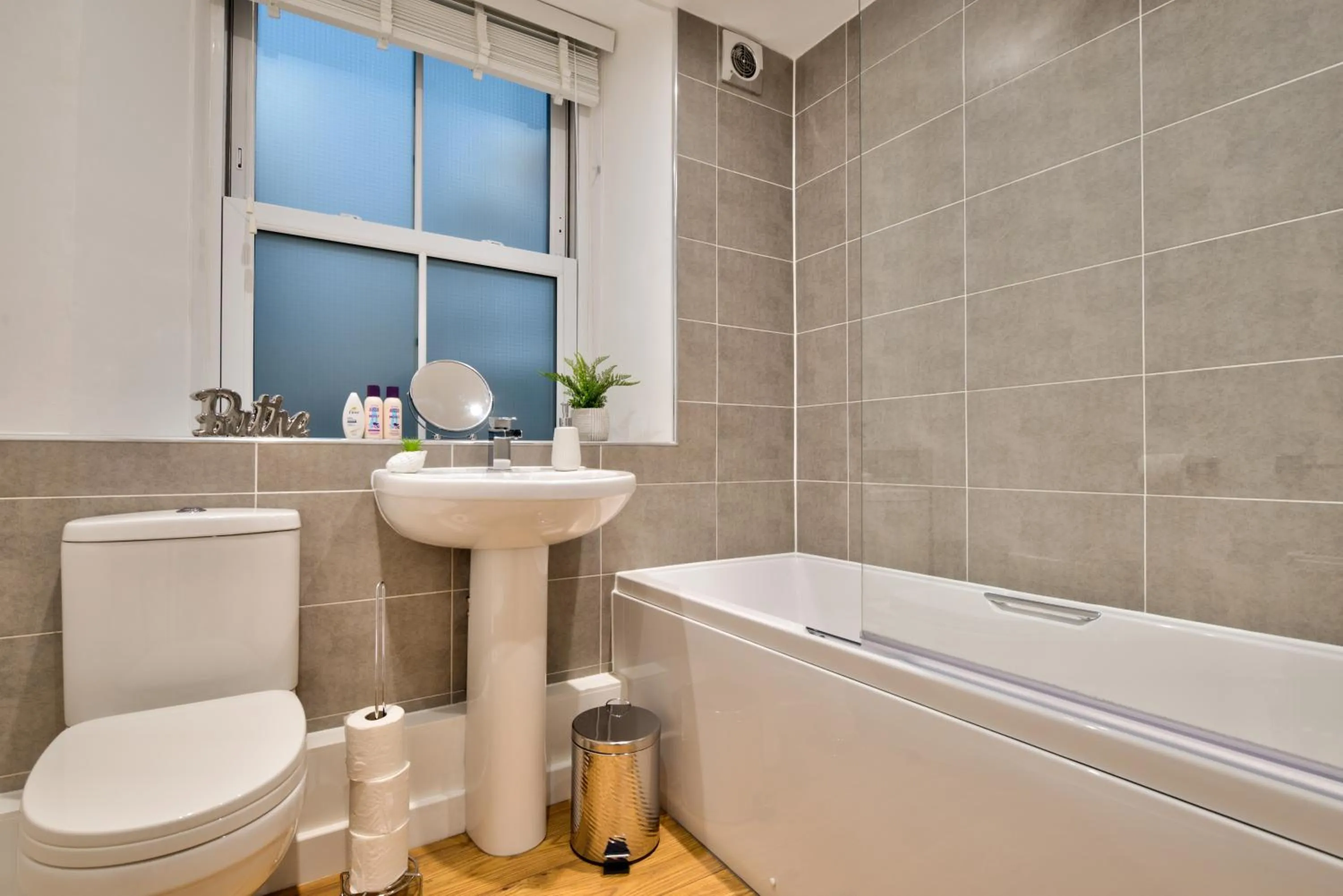 Toilet in 2-Bed Apartment in Stamford Town Centre-Parking & Wi-Fi