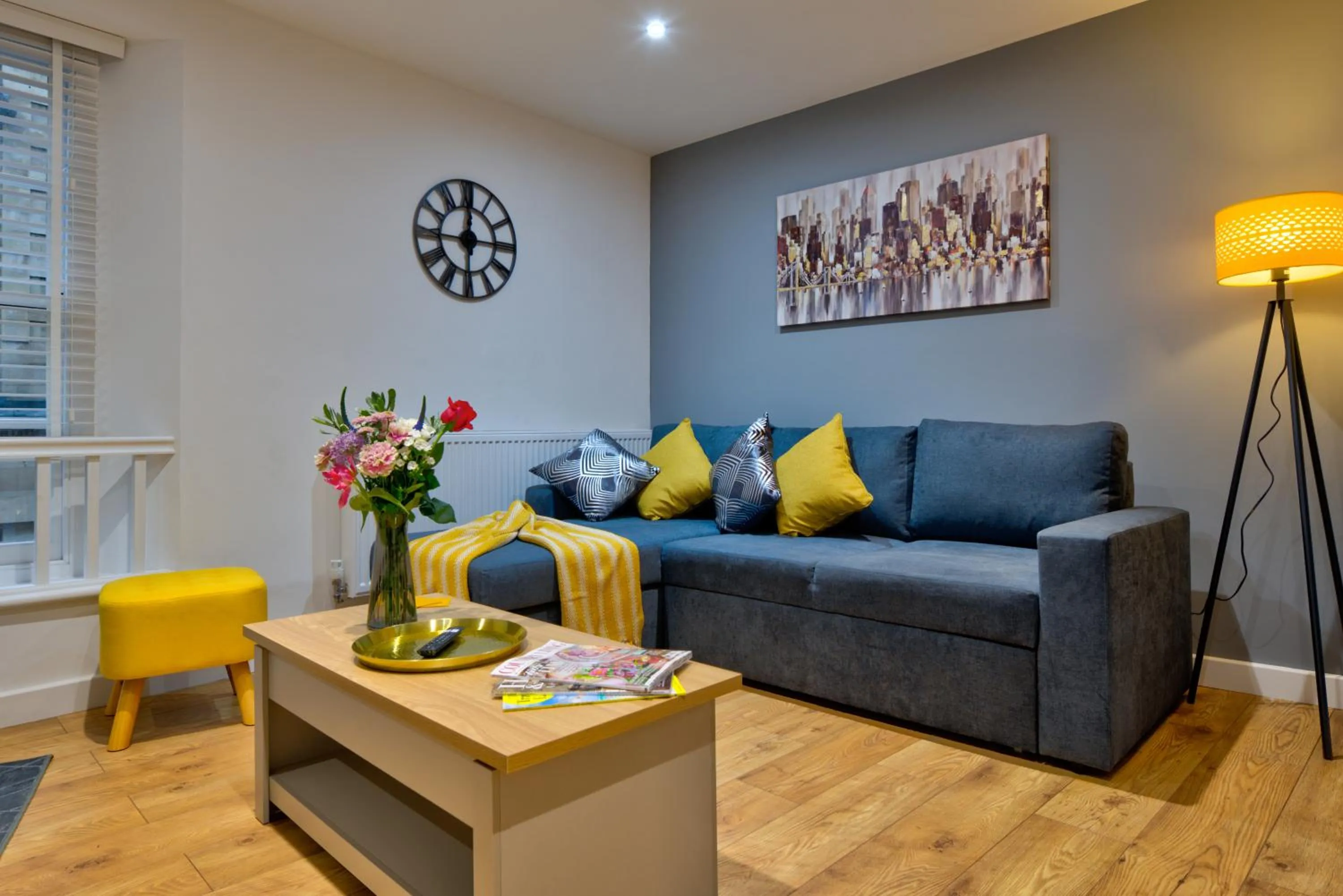 Living room in 2-Bed Apartment in Stamford Town Centre-Parking & Wi-Fi