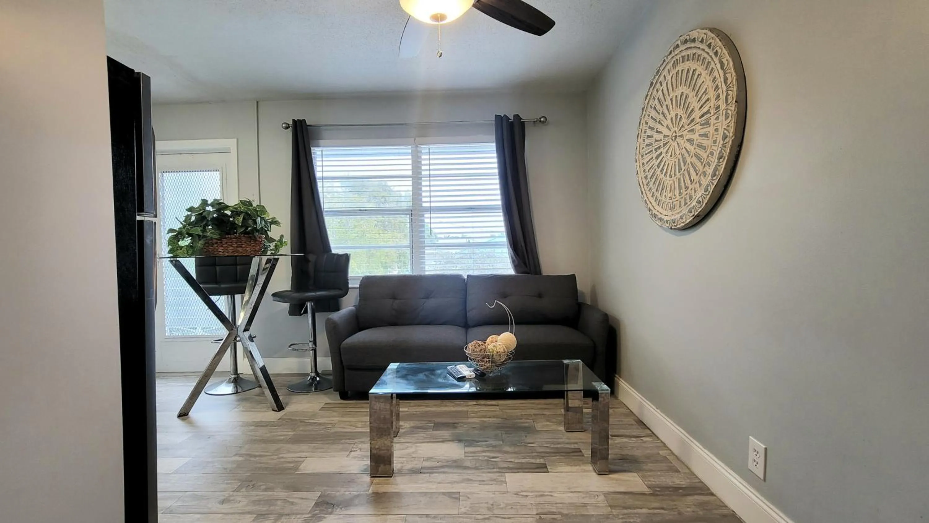 Living room in BEACHWAY INN