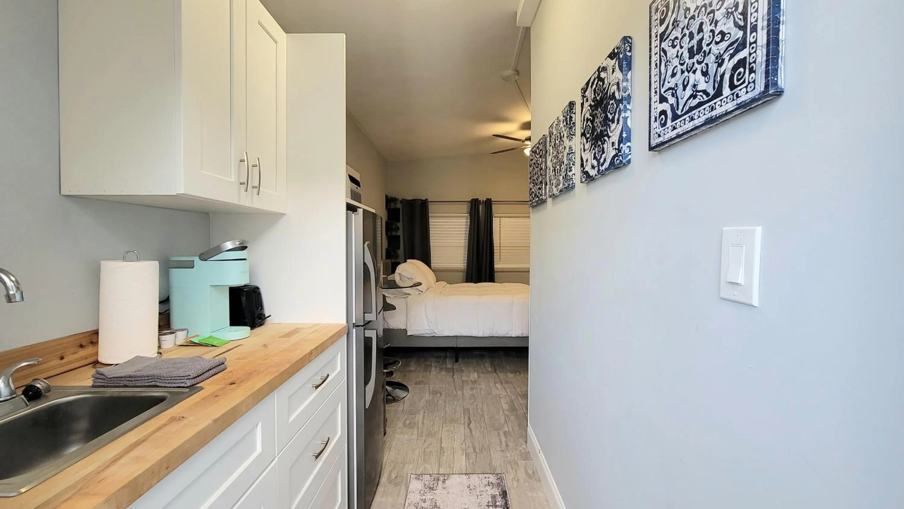 Kitchen or kitchenette, Bed in BEACHWAY INN