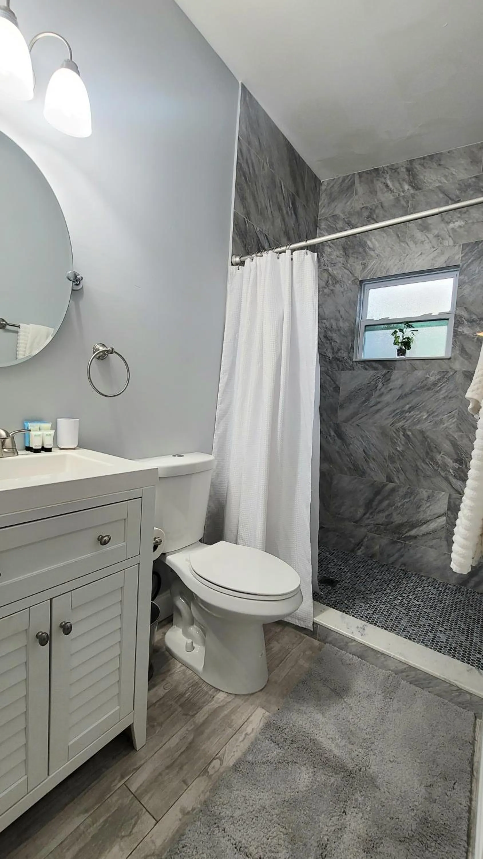 Shower in BEACHWAY INN