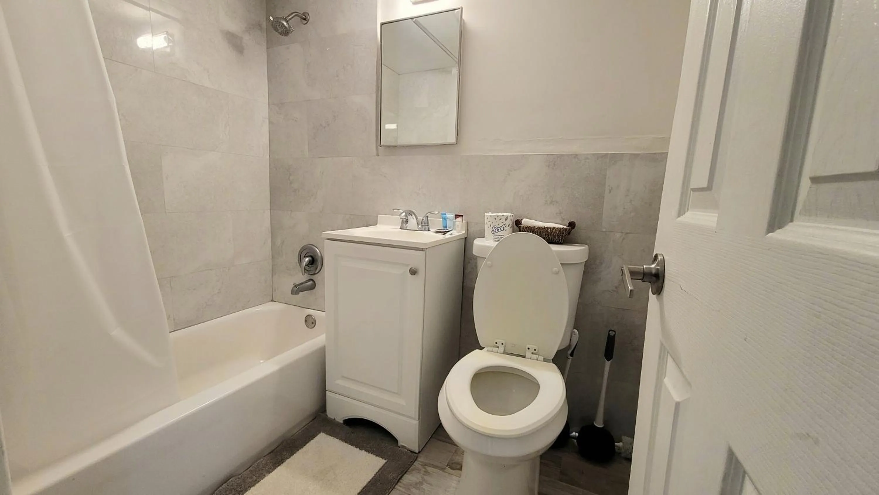 Shower in BEACHWAY INN