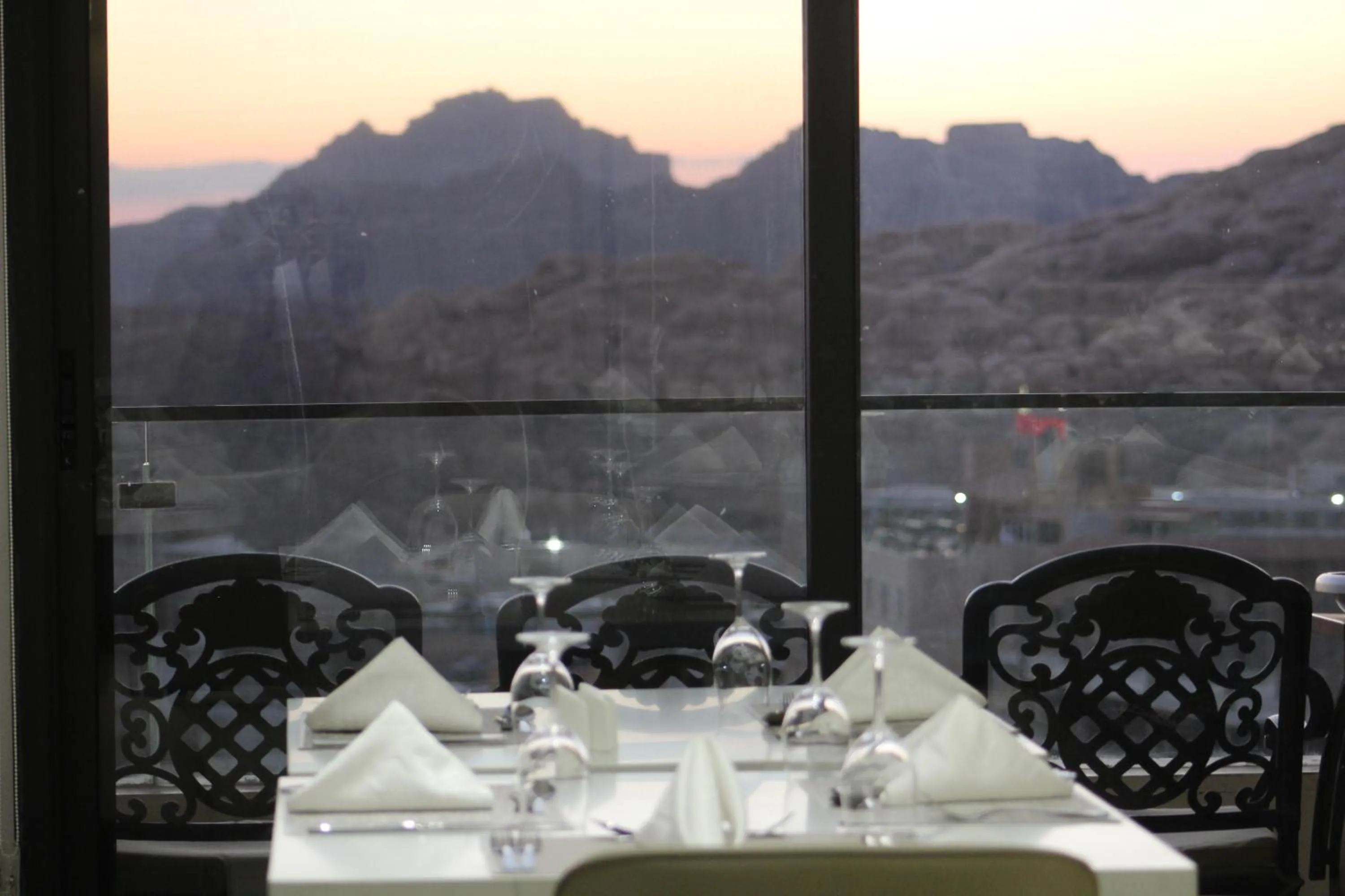 Restaurant/places to eat in H Luxury Hotel