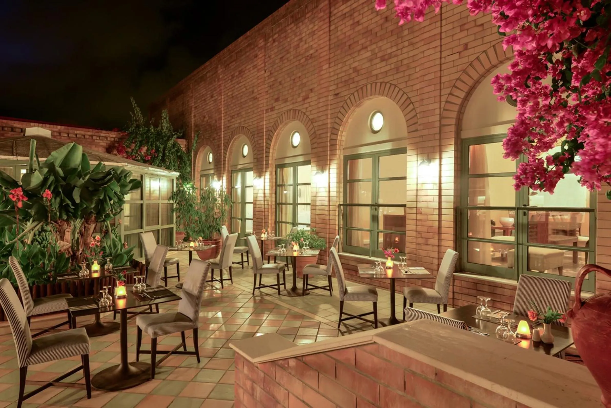 Restaurant/places to eat in Bella Beach Hotel