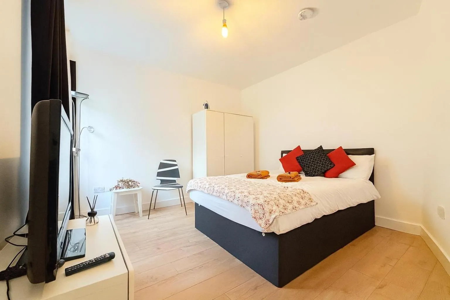 1 Bedroom Apartment By The River