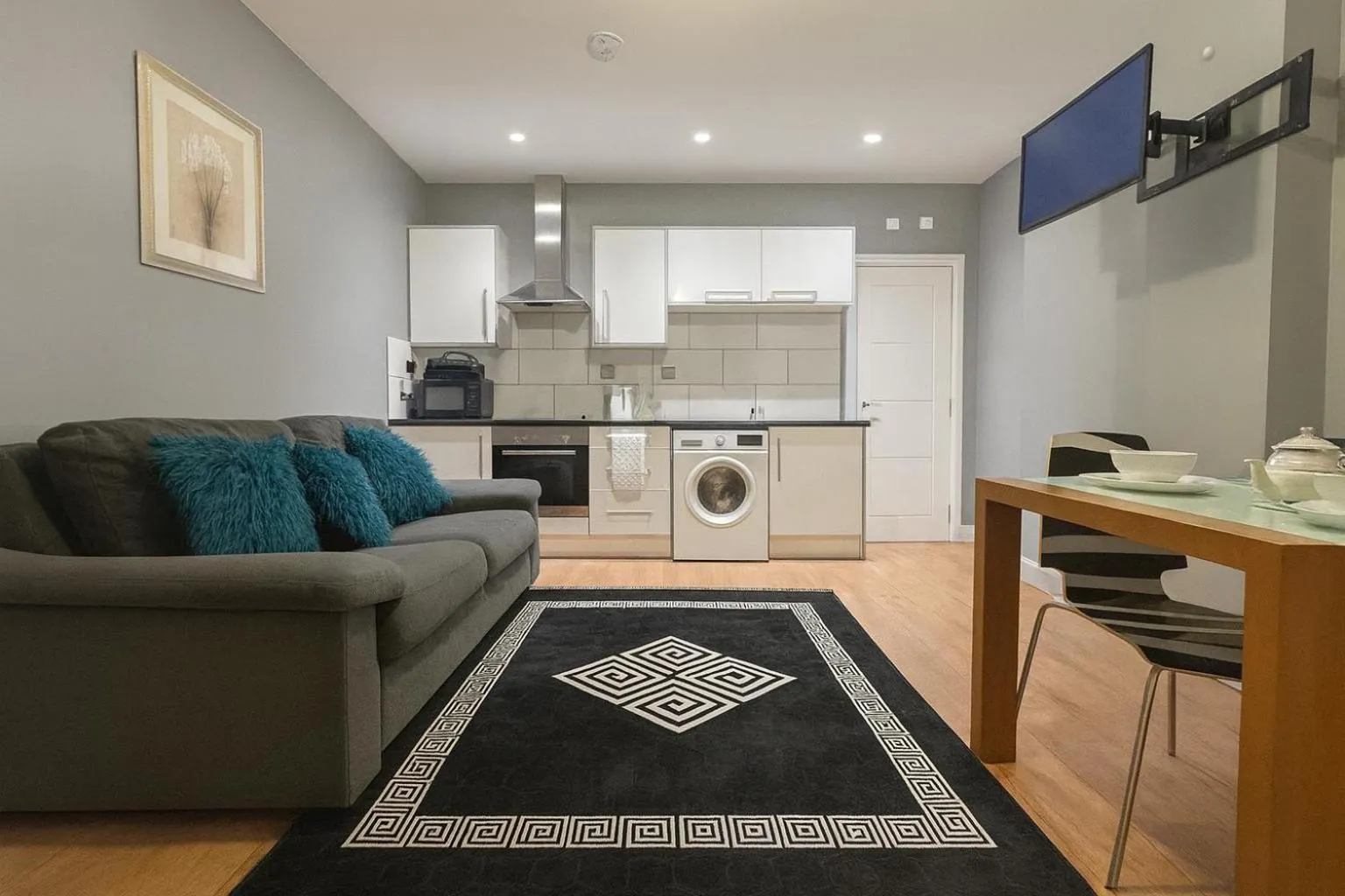 1 Bedroom Apartment By The River