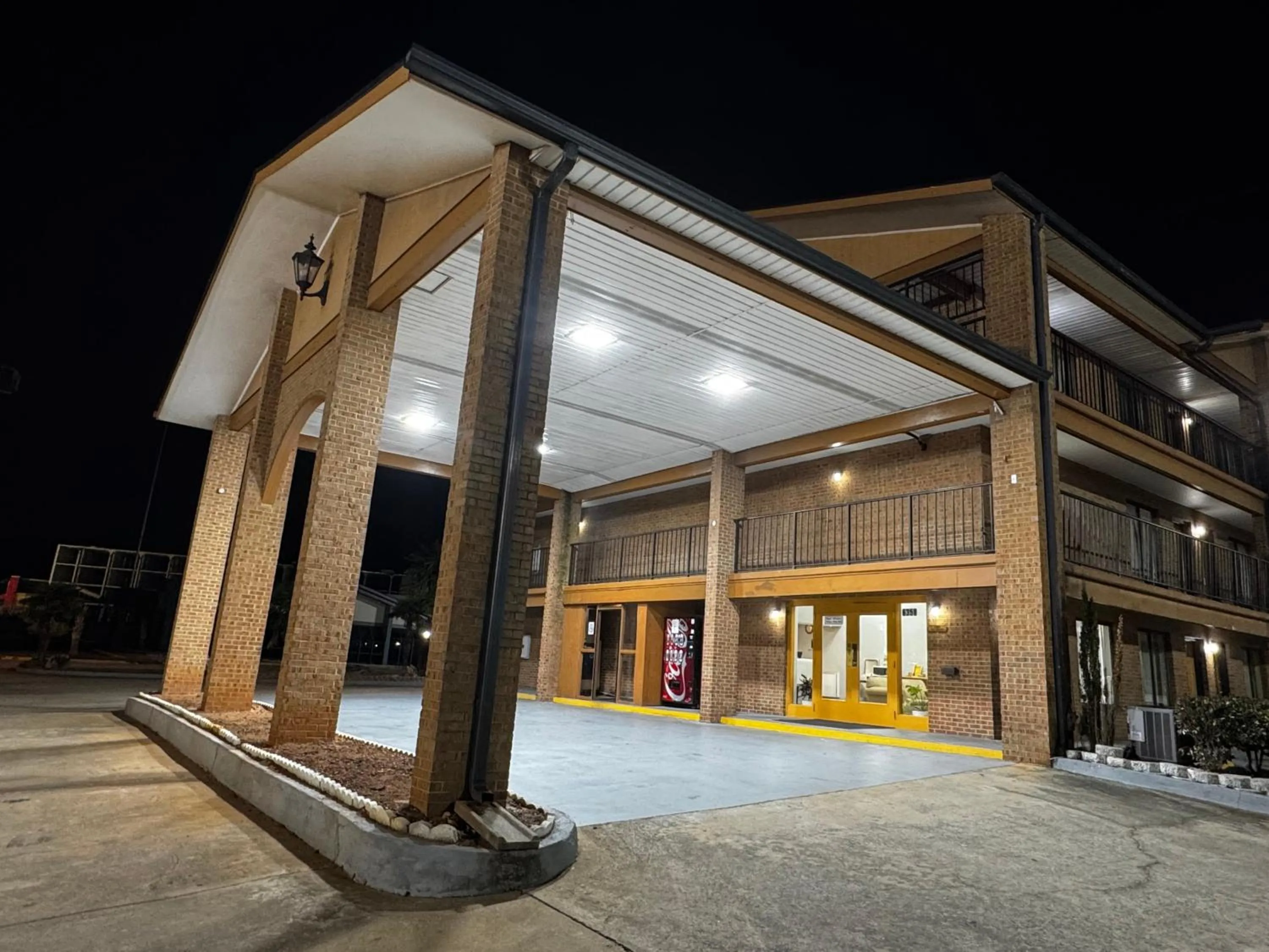 Property building in American Inn and Suites - Atlanta Airport Jonesboro I-75