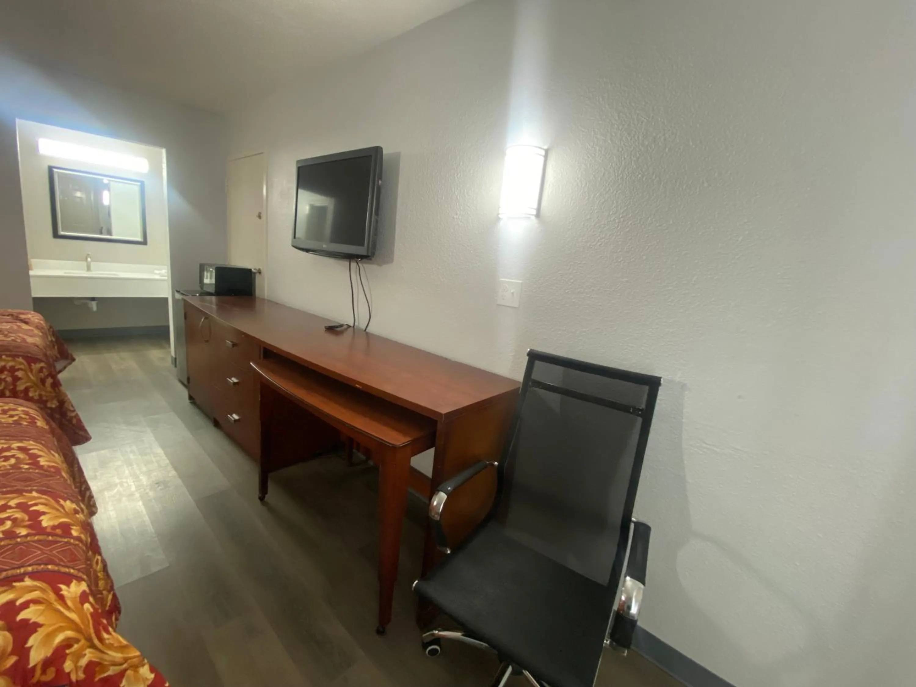 TV and multimedia in American Inn and Suites - Atlanta Airport Jonesboro I-75