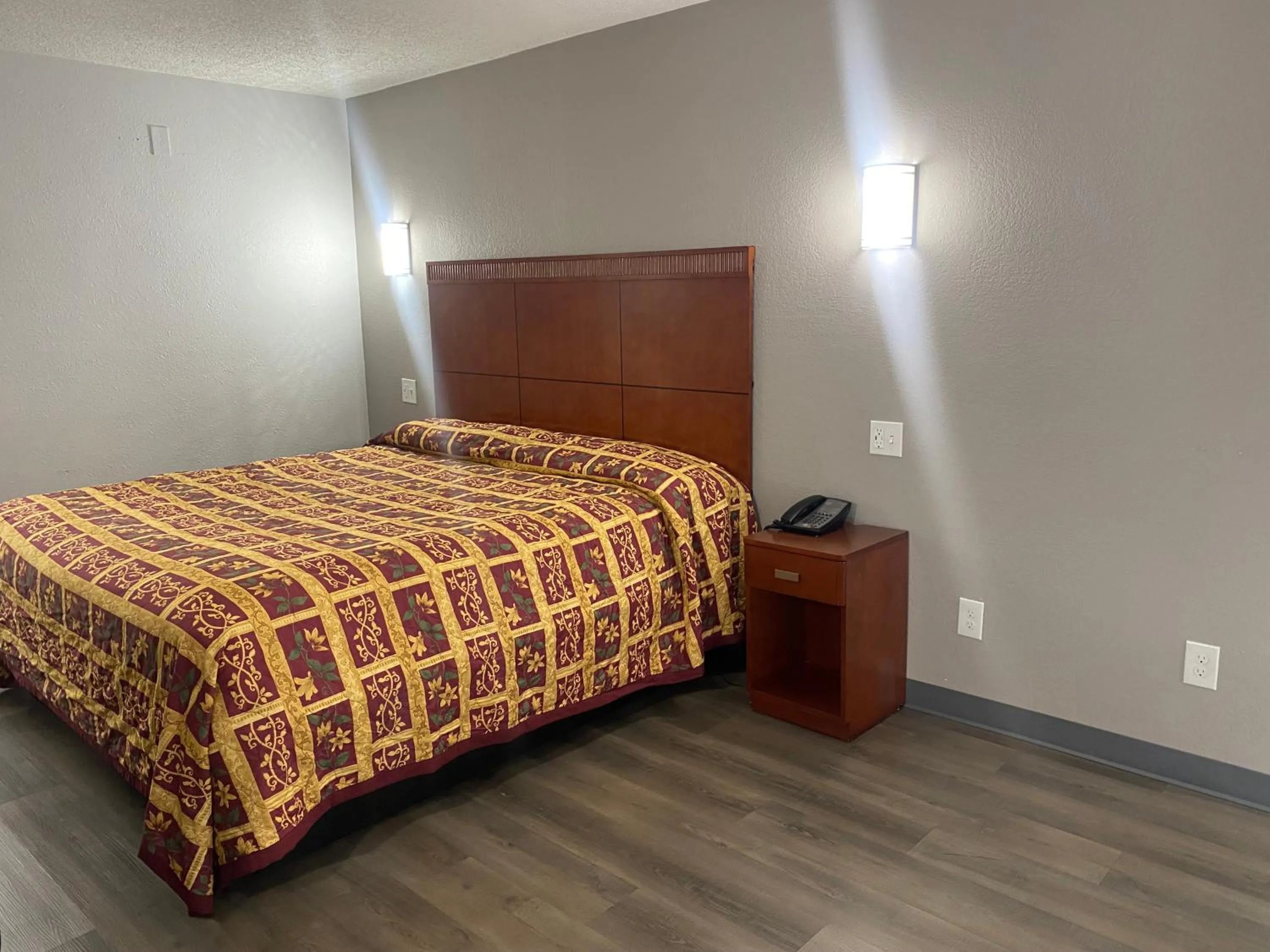 Bed in American Inn and Suites - Atlanta Airport Jonesboro I-75