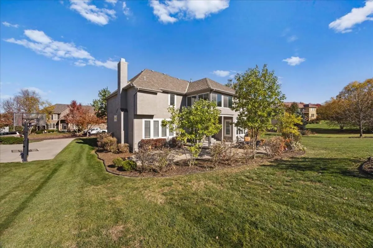 Beautiful relaxing private villa next to a pond smart home and Traeger Grill