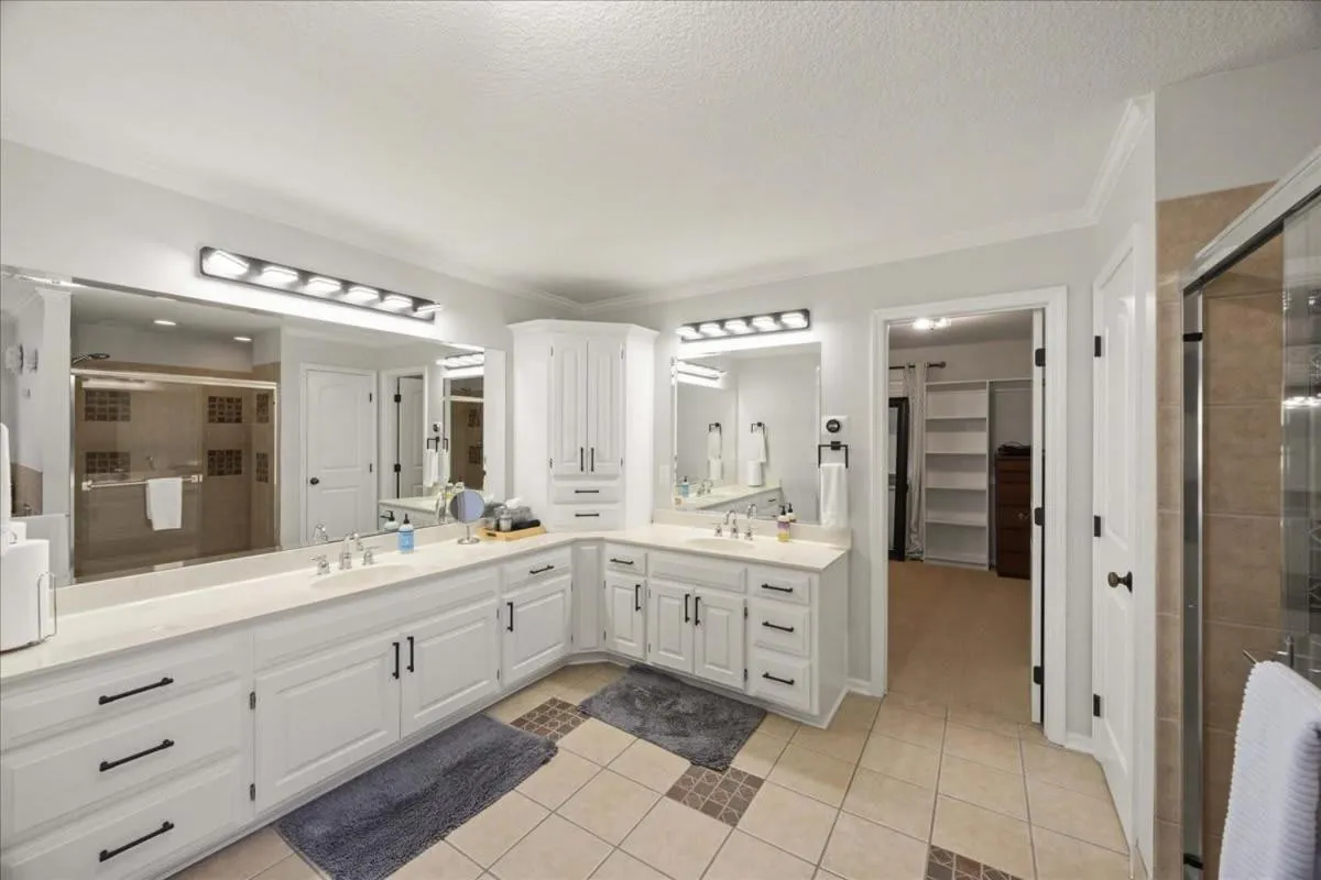 Beautiful relaxing private villa next to a pond smart home and Traeger Grill