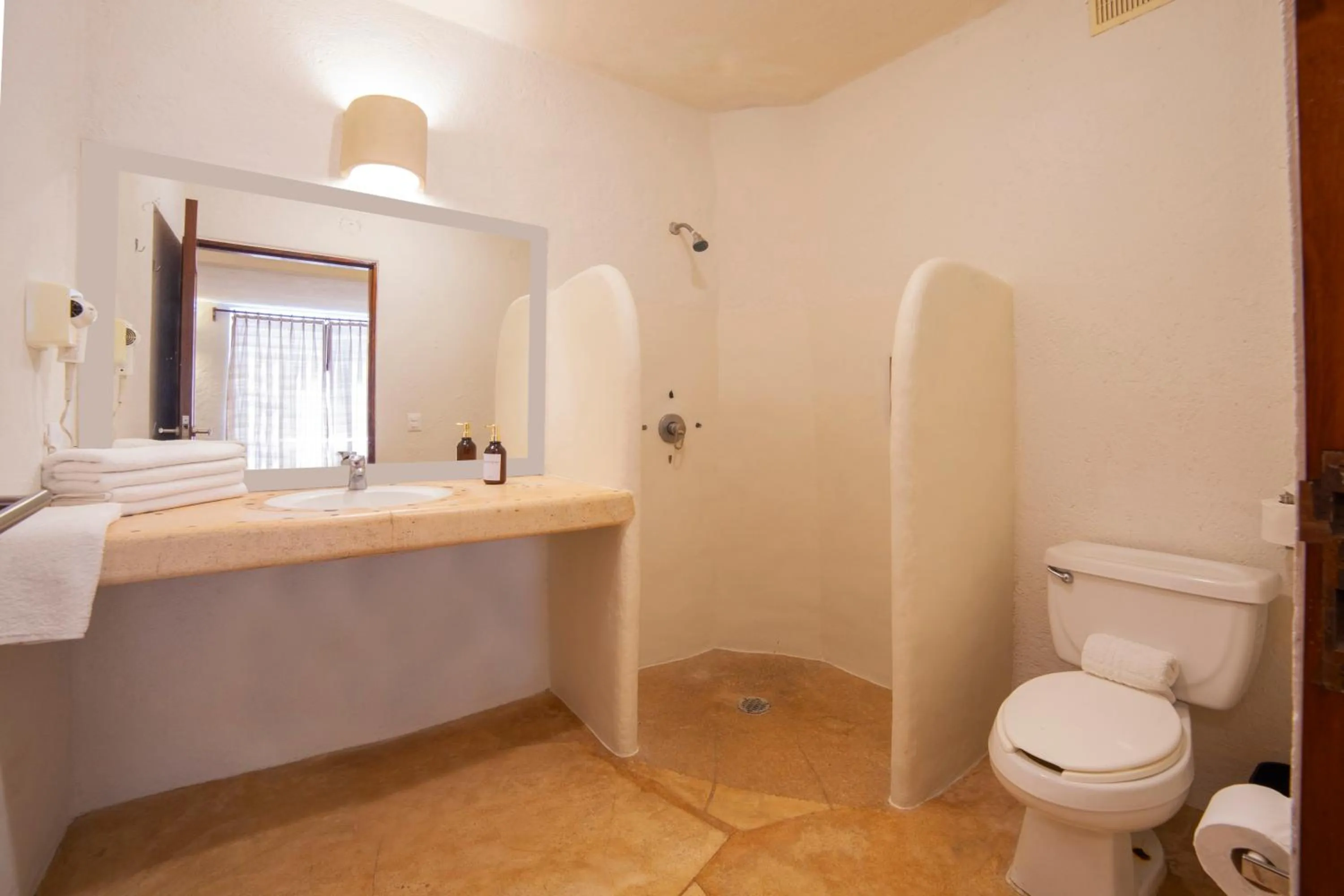 Shower in HOTEL BIULÚ