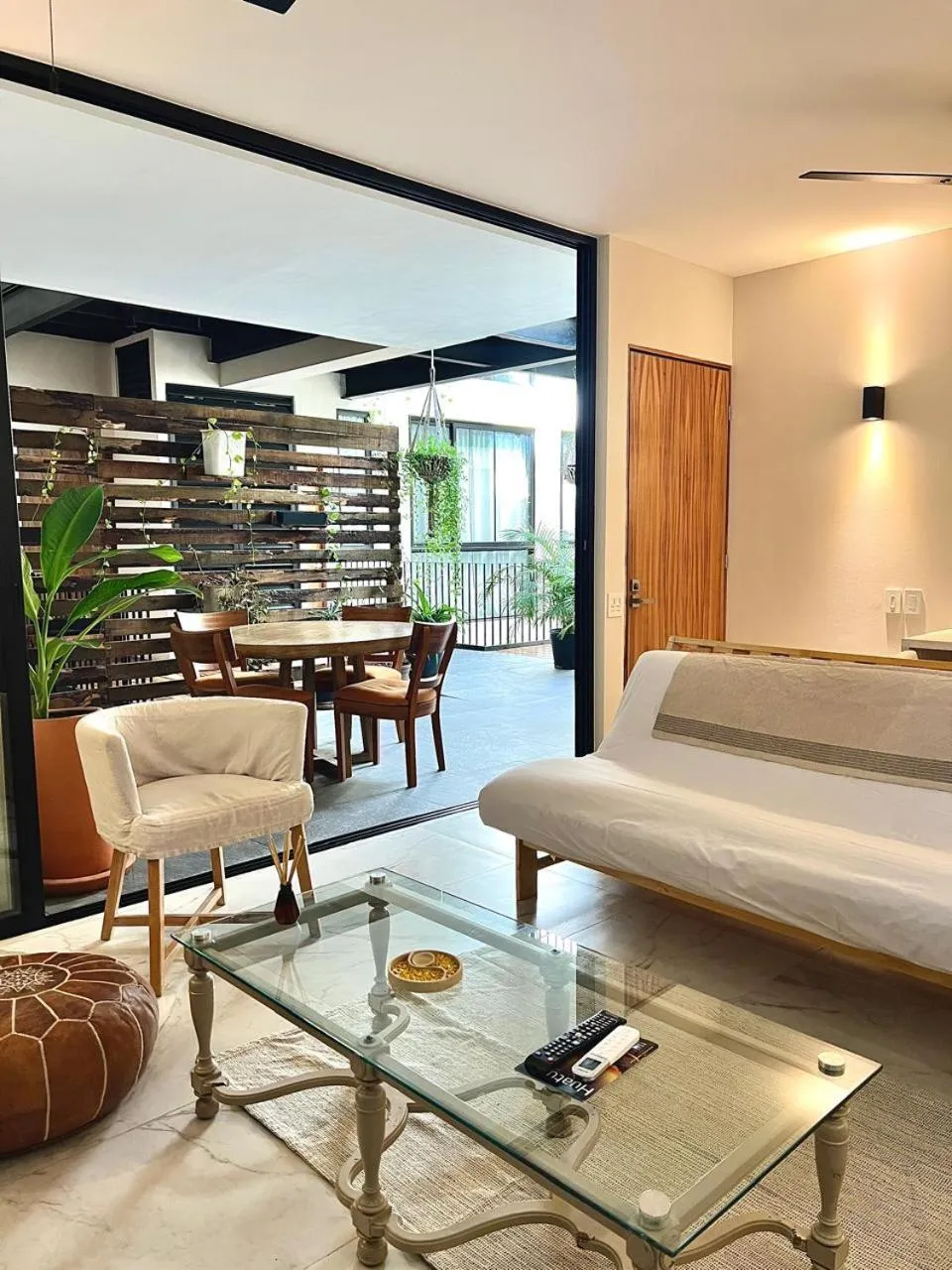 Living room, Bed in HOTEL BIULÚ