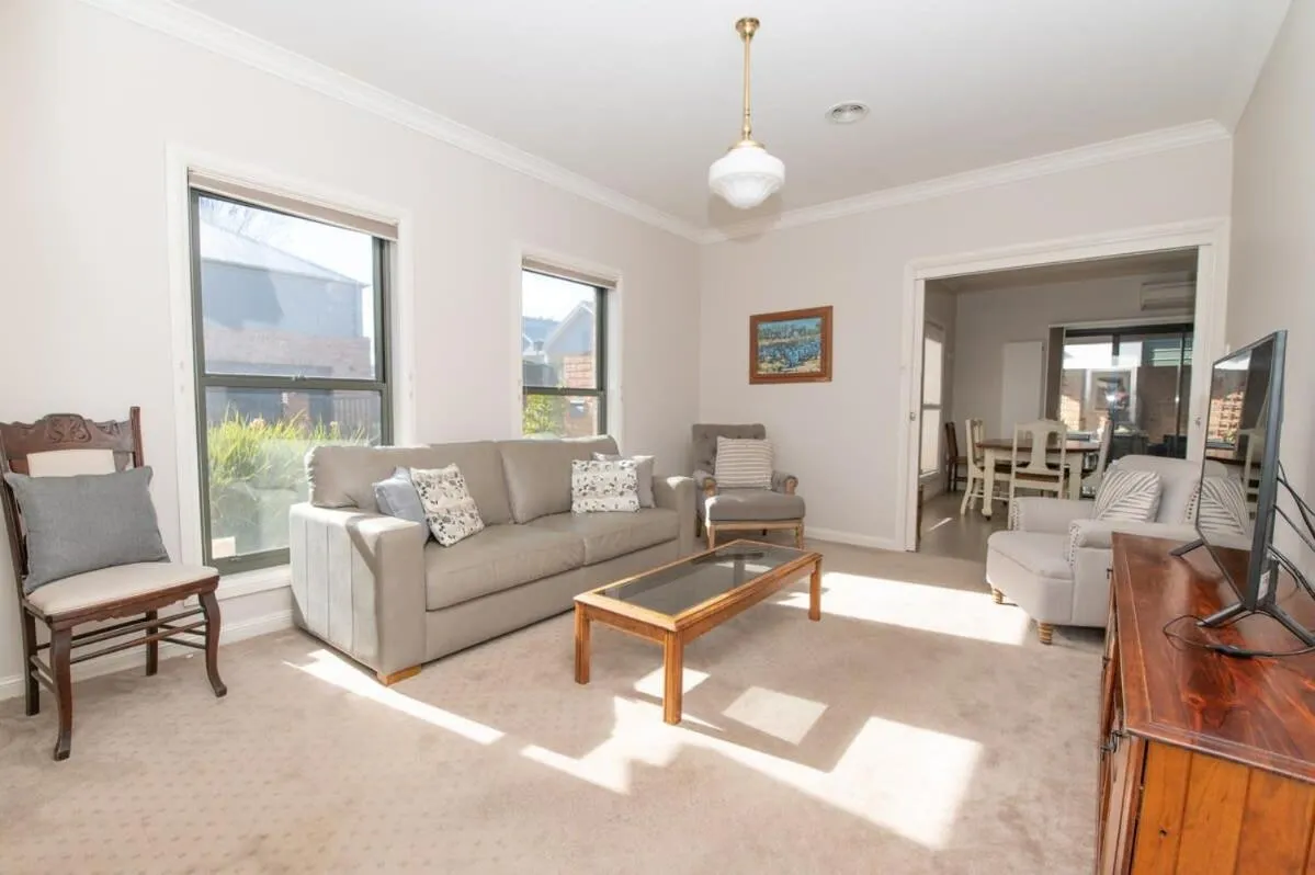 Villa on Rosemary - Walk to CBD, Cosy & Private