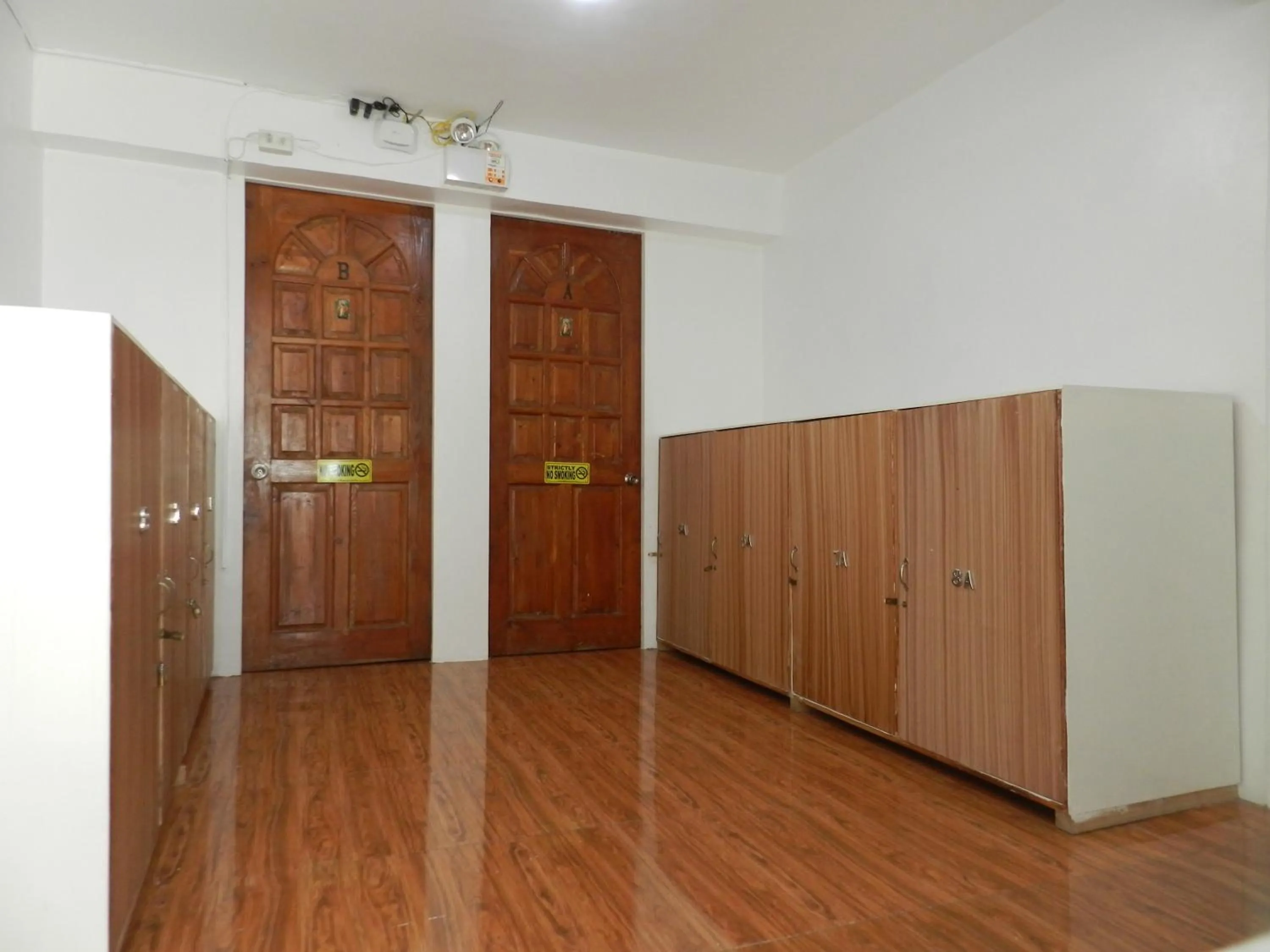 microwave in The Victorian by Stevrena Accommodations