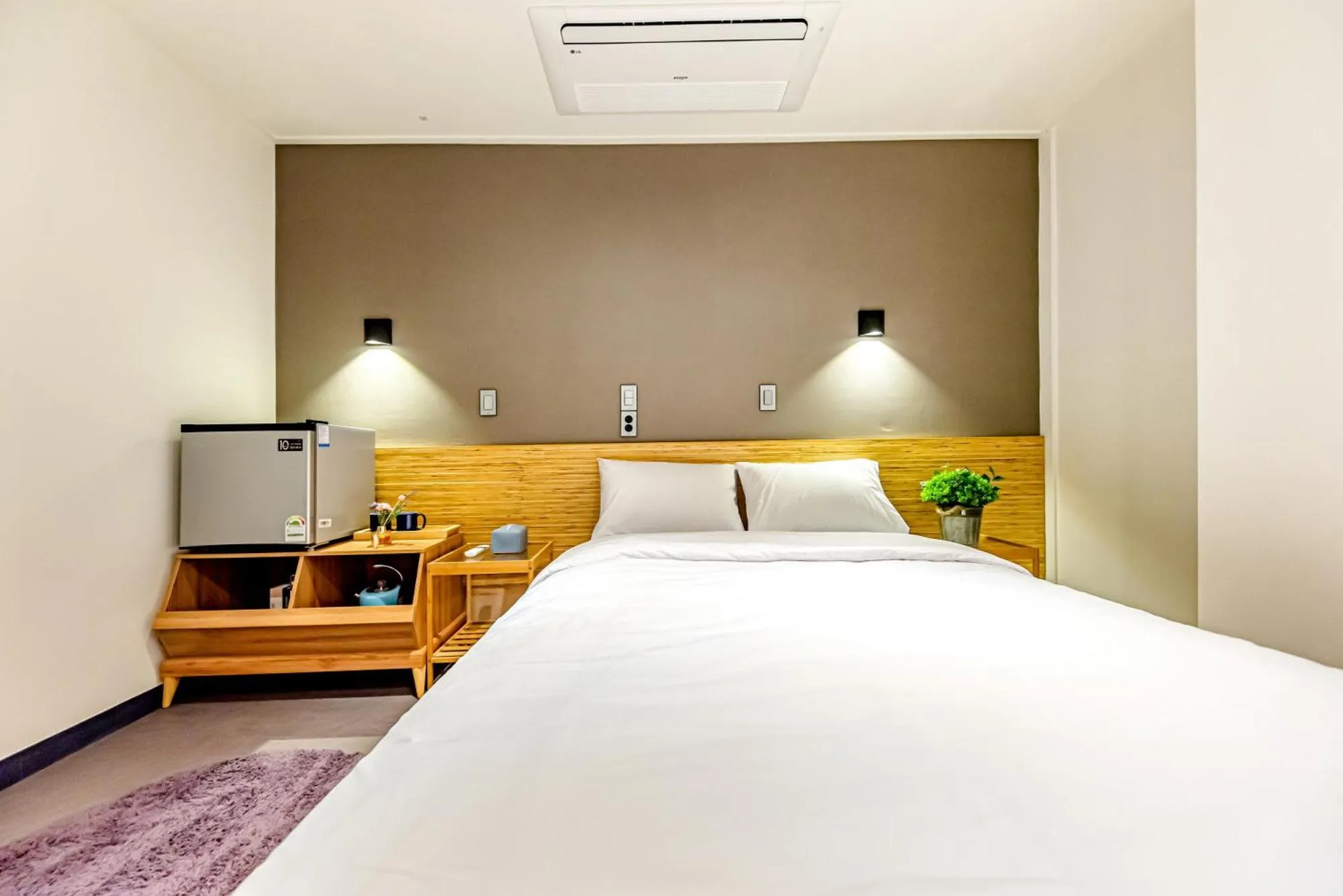 Bed in The Jade Hotel