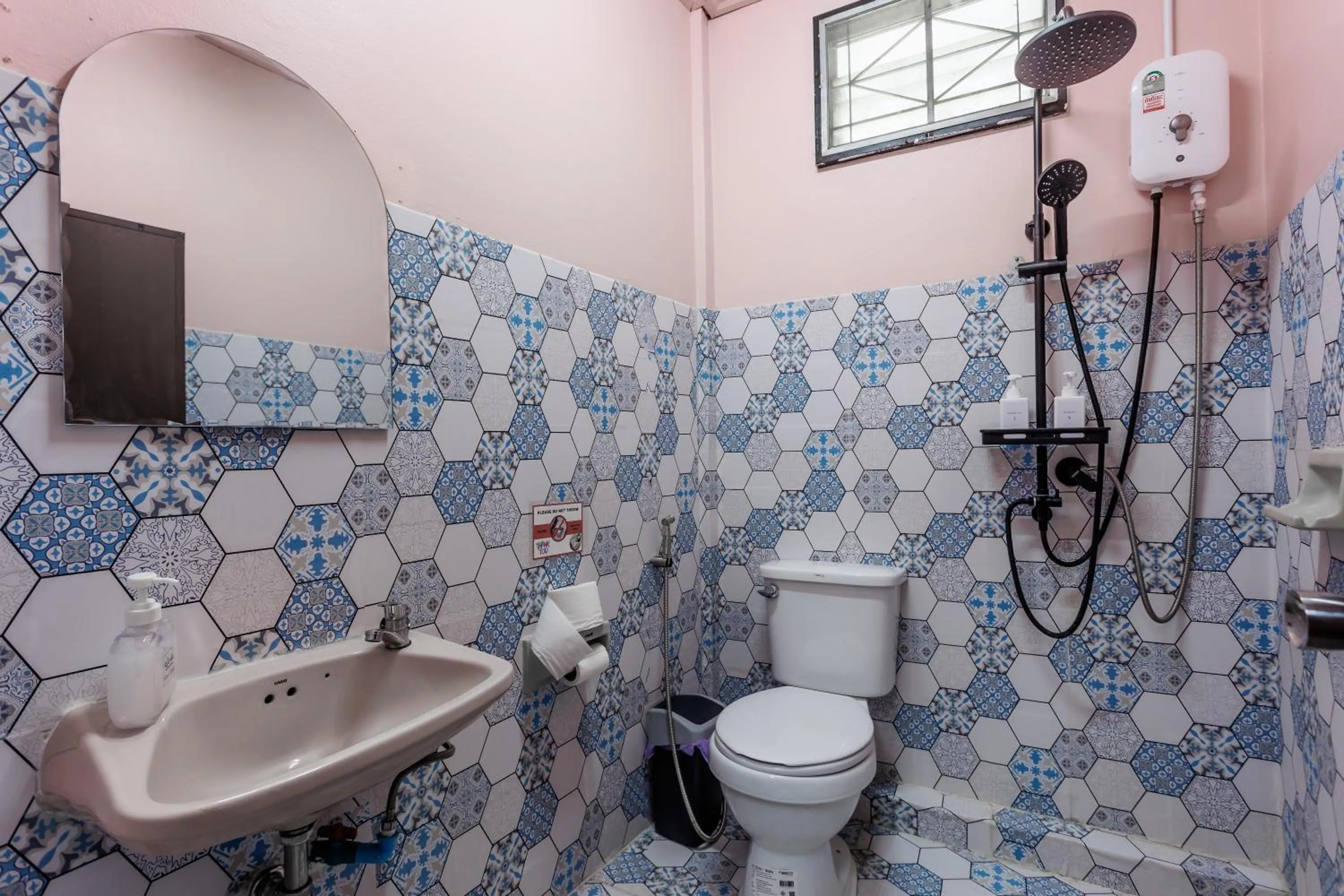 Toilet in Baan Mee Suk Ayutthaya