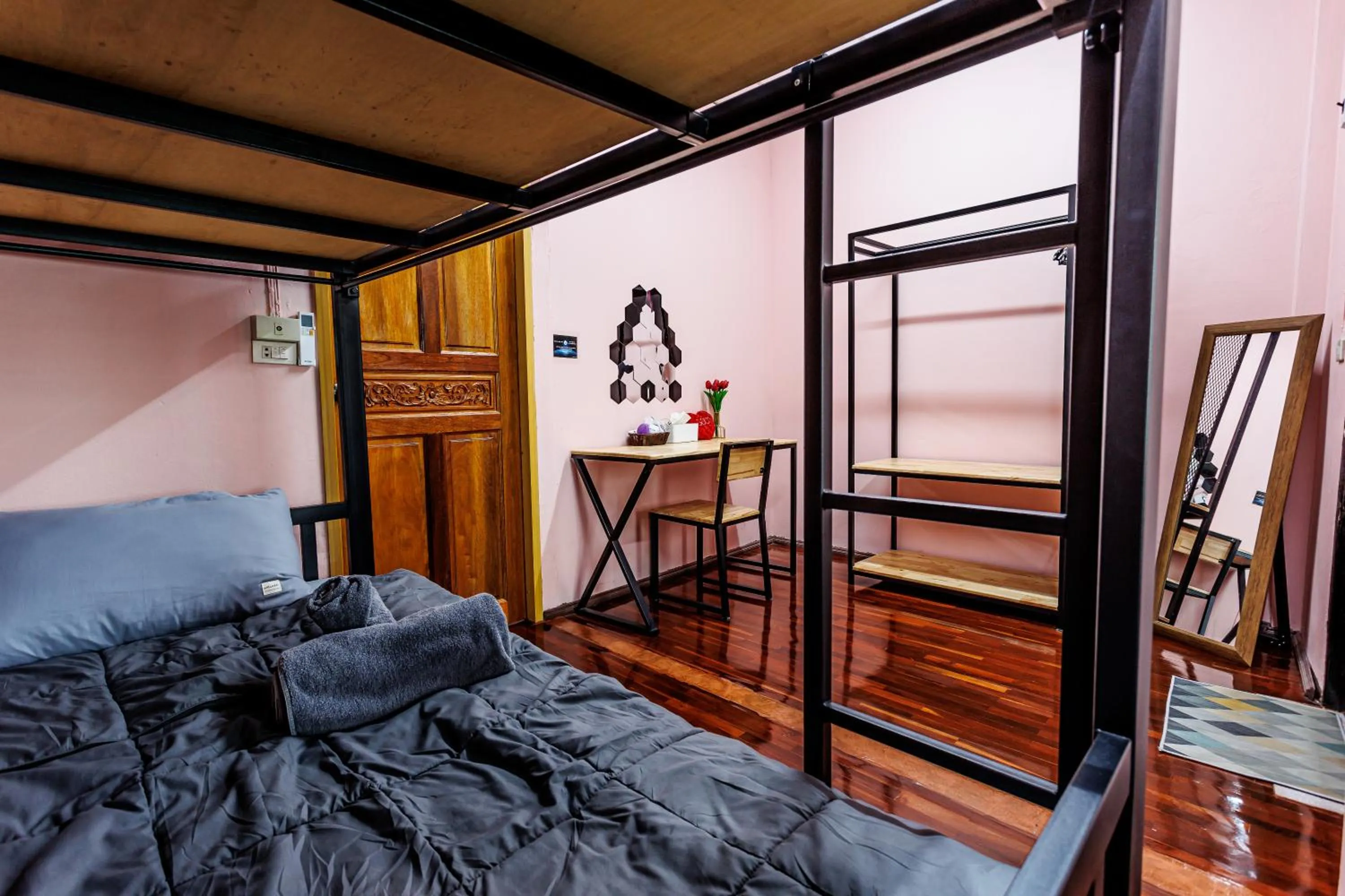 Photo of the whole room, Bed in Baan Mee Suk Ayutthaya