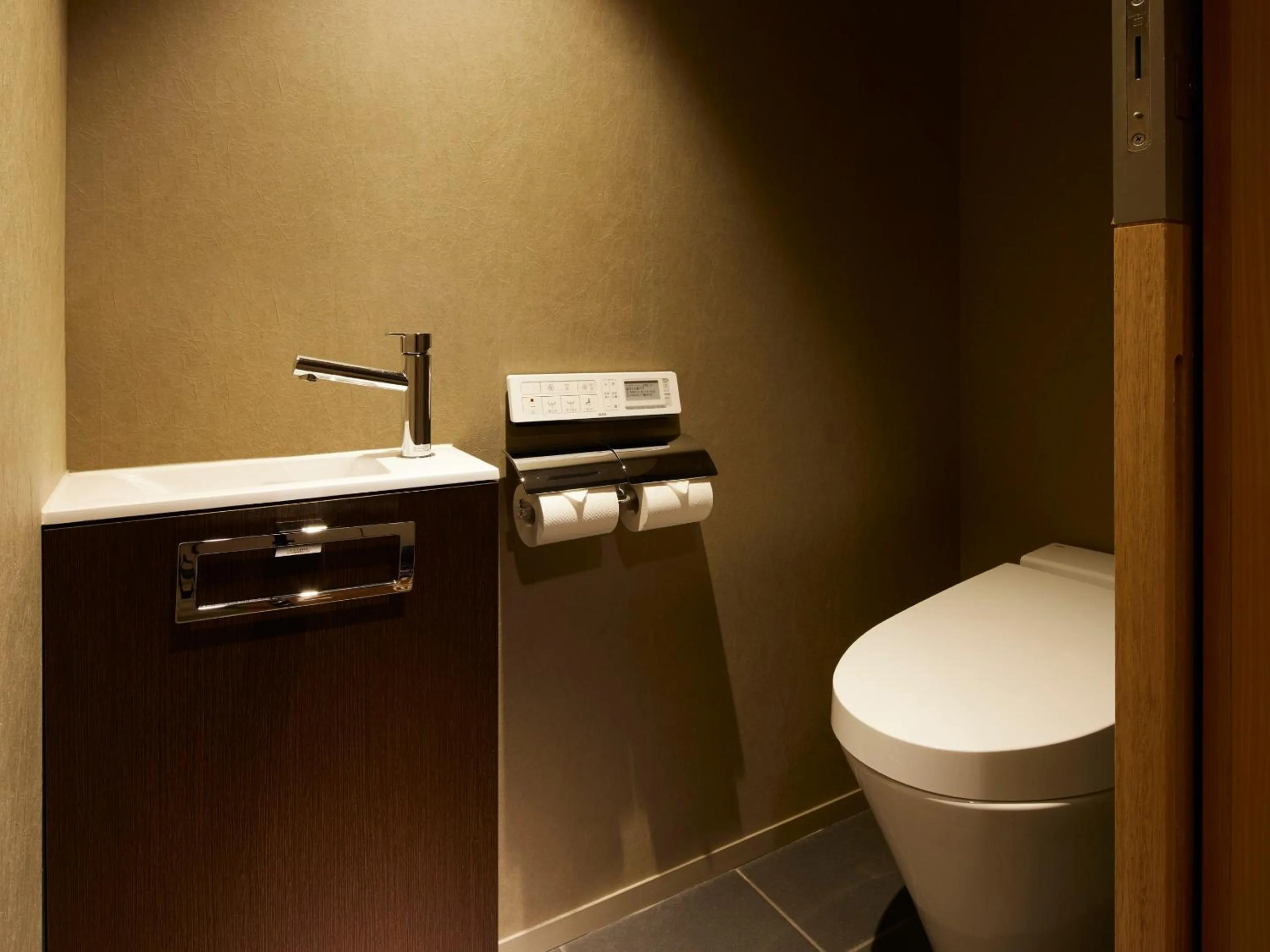 Toilet in Minn Nijo-jo