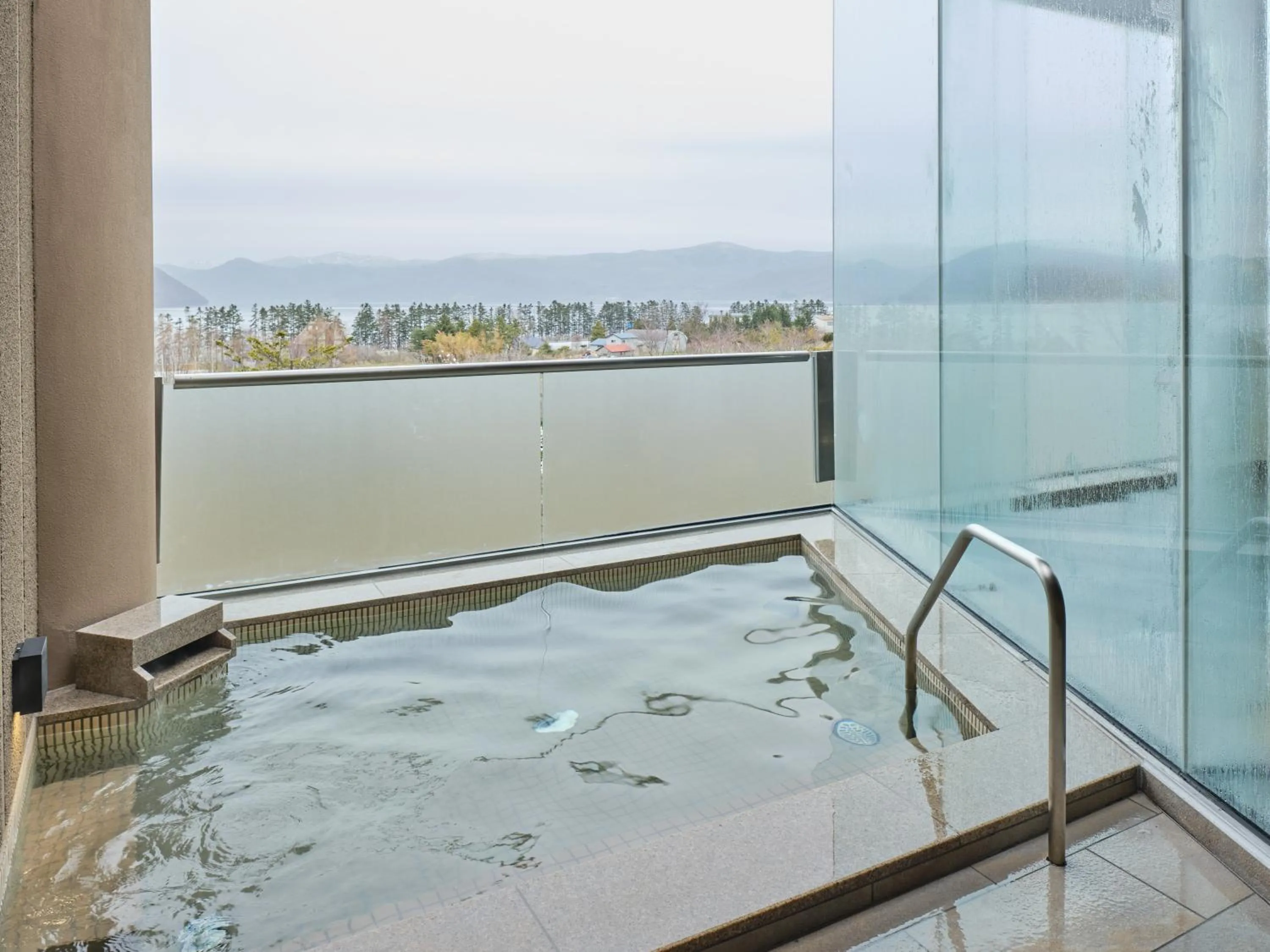 Open Air Bath in Lake Toya Tsuruga Resort HIKARINOUTA