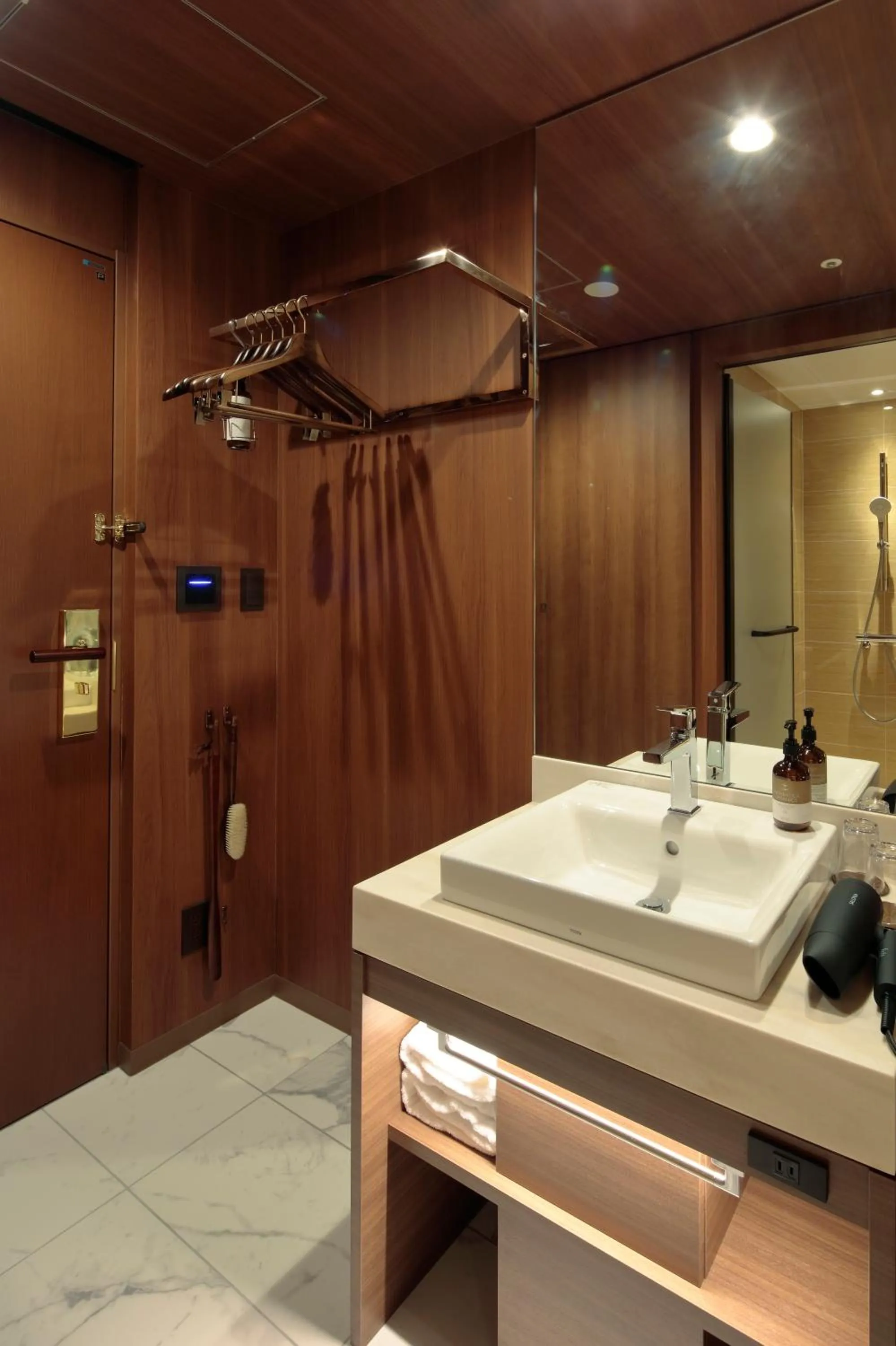 wardrobe in Candeo Hotels Osaka Shinsaibashi