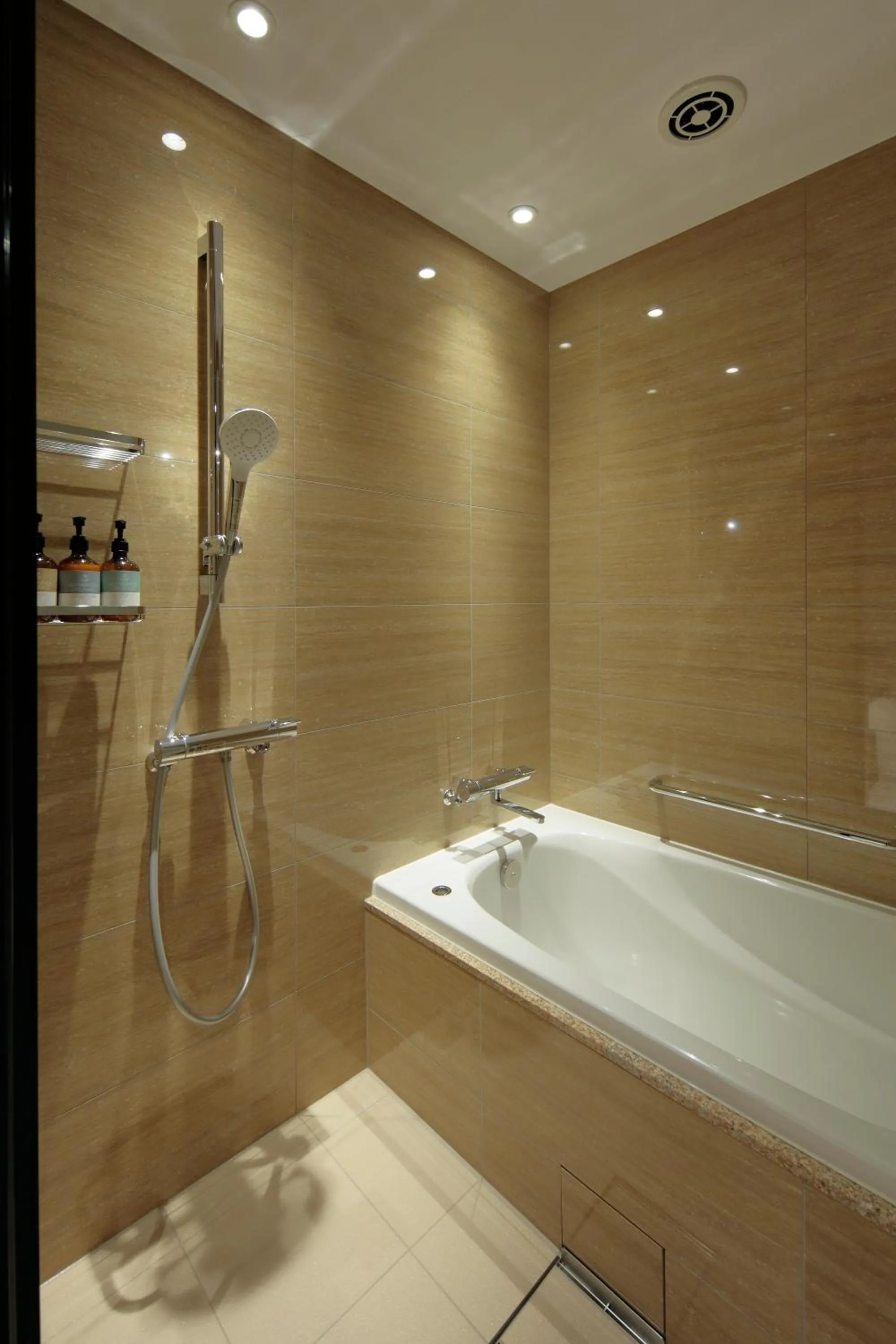 Shower in Candeo Hotels Osaka Shinsaibashi