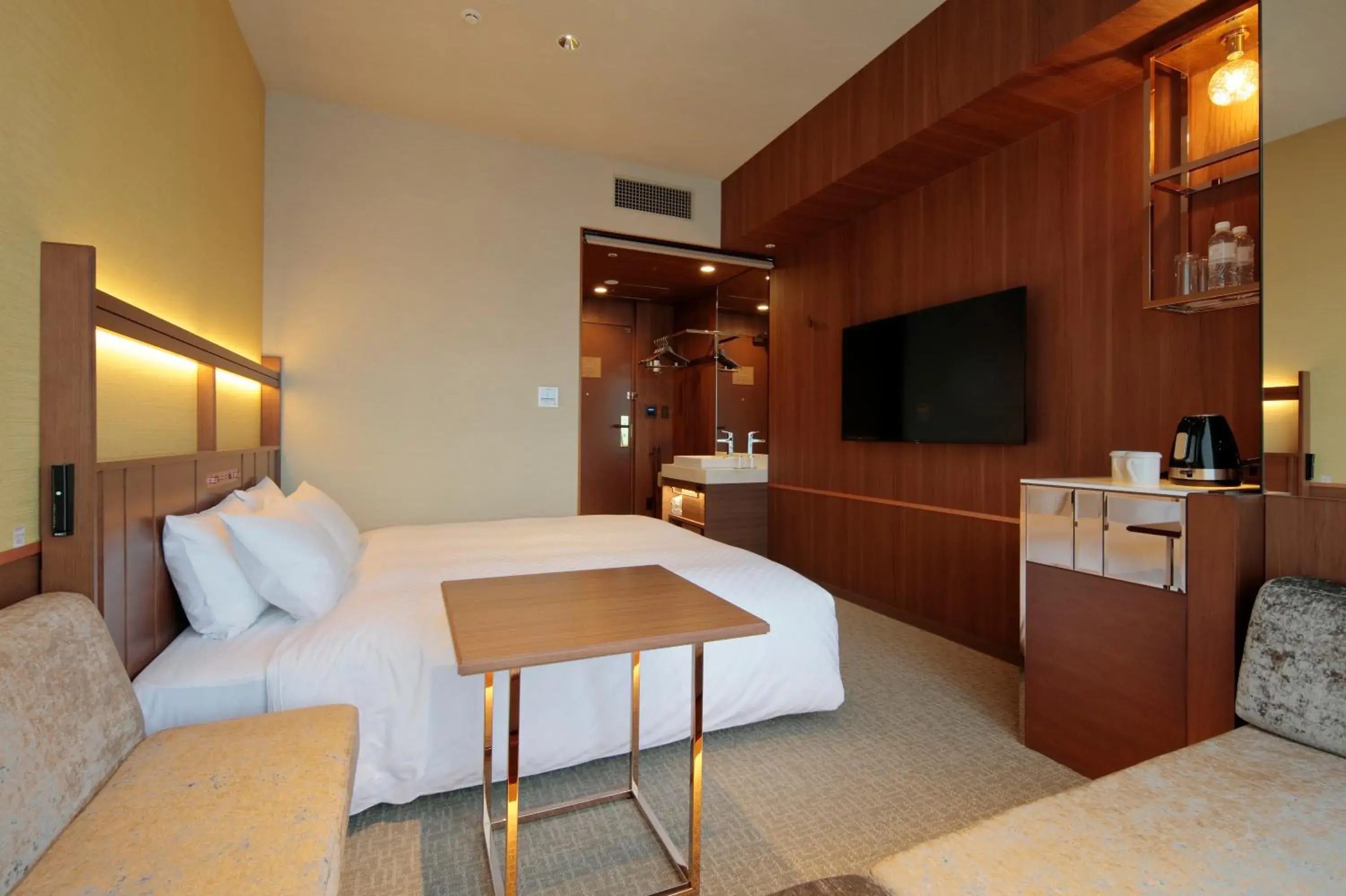 Photo of the whole room, Bed in Candeo Hotels Osaka Shinsaibashi Photo of the whole room, Bed in Candeo Hotels Osaka Shinsaibashi