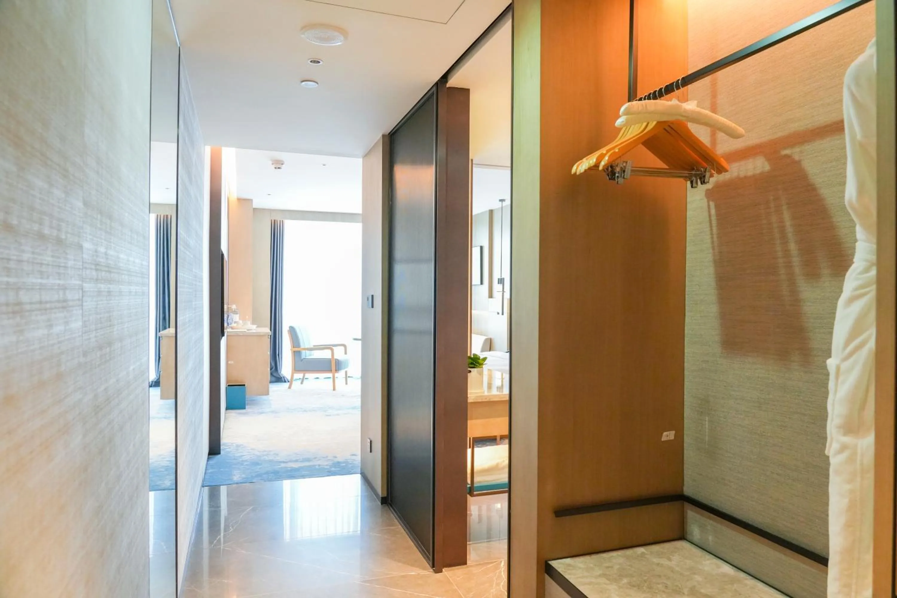 wardrobe in Wyndham Guangzhou Baiyun Mountain